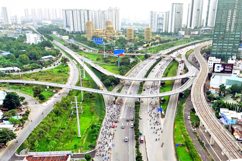 Đường Võ Nguyên Giáp - một trục giao thông huyết mạch của TPHCM.  Sự ra đời của Luật Đô thị đặc biệt sẽ giúp TPHCM có bước đột phá về phát triển hạ tầng, trong đó có hạ tầng giao thông - ẢNH: VŨ QUYỀN