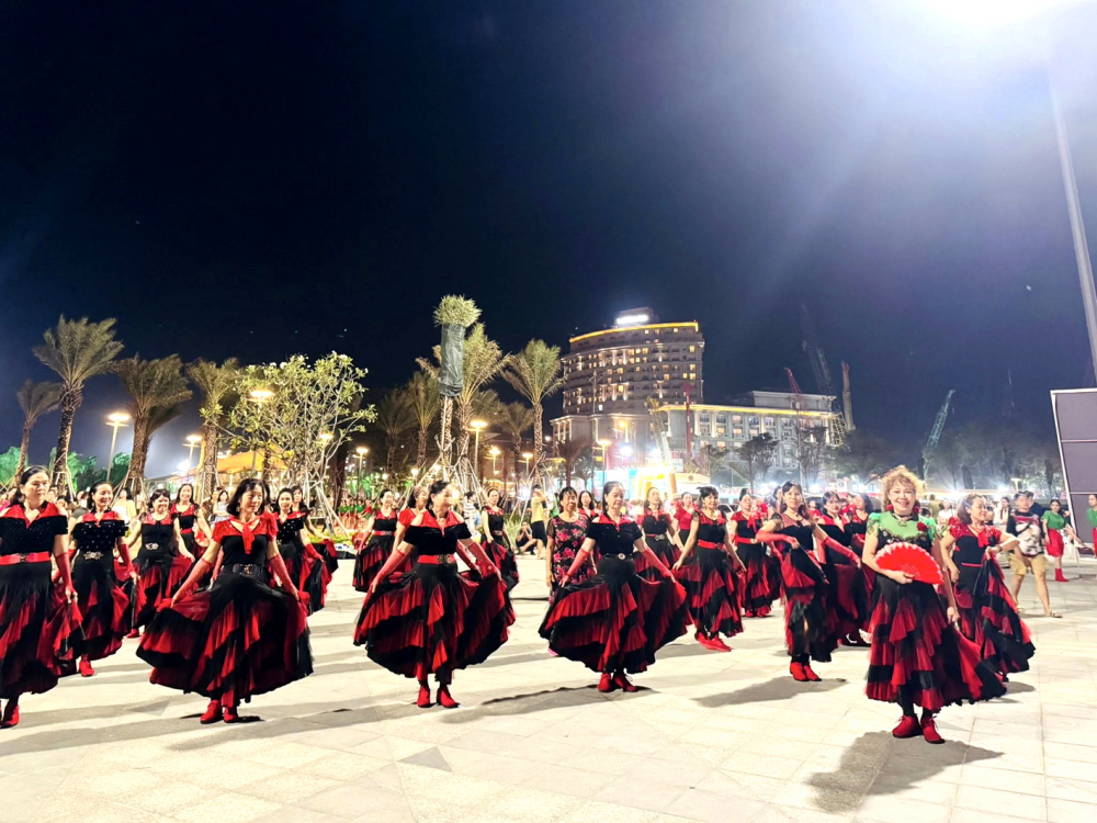 Nghệ sĩ Tô Hà và các thành viên câu lạc bộ biểu diễn tại quảng trường bãi sau Vũng Tàu - Ảnh do nhân vật cung cấp