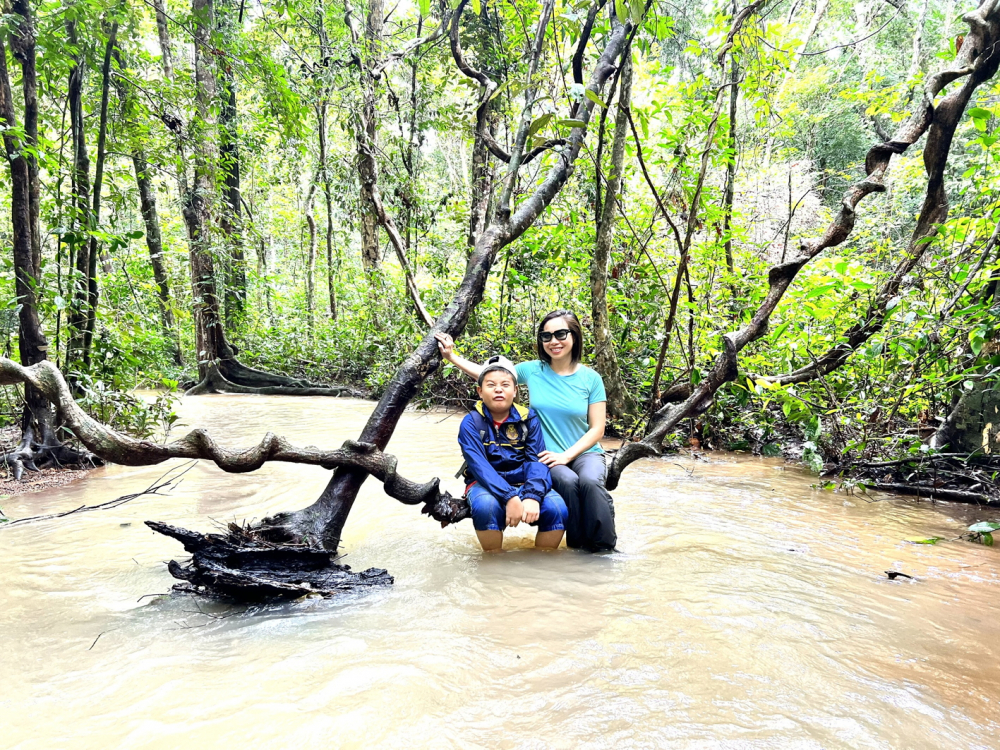 Chị Diệu Hằng cùng con khám phá rừng Mã Đà - Ảnh do nhân vật cung cấp