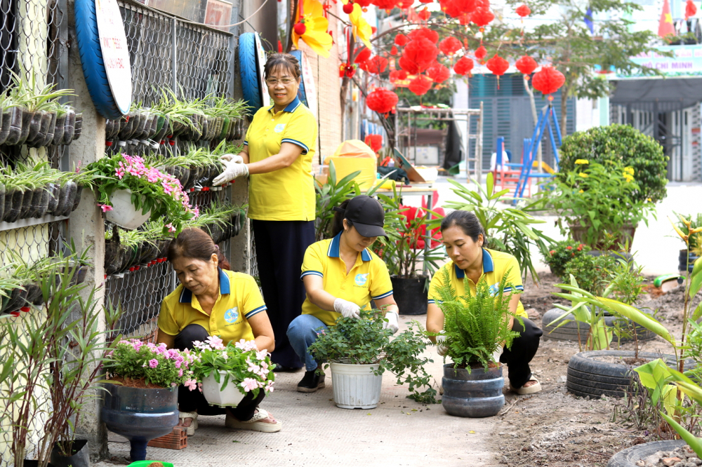 Cán bộ, hội viên phụ nữ khu phố 48, phường Thới An  cùng nhau gầy dựng “Vườn hoa phụ nữ” trong công viên cộng đồng của khu phố