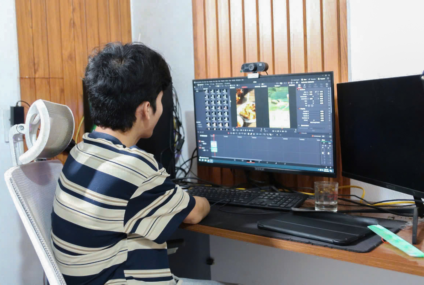 Định tự xoay xở quay phim, nấu ăn đến dựng video để làm kênh TikTok về ẩm thực dân dã - Ảnh: Khánh Trung