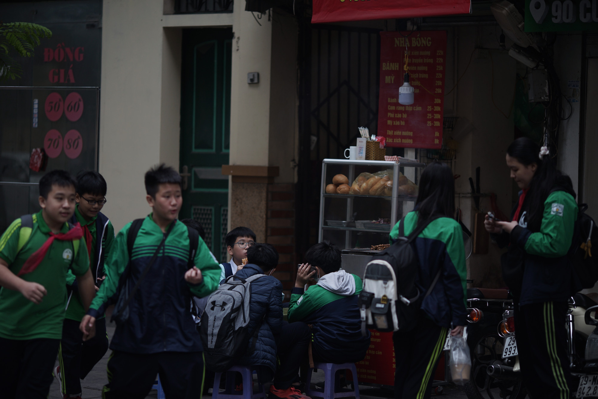 Bán chất kích thích, thực phẩm không đảm bảo an toàn cho học sinh sẽ bị phạt tới 40 triệu đồng - ảnh minh họa (Bảo Khang)