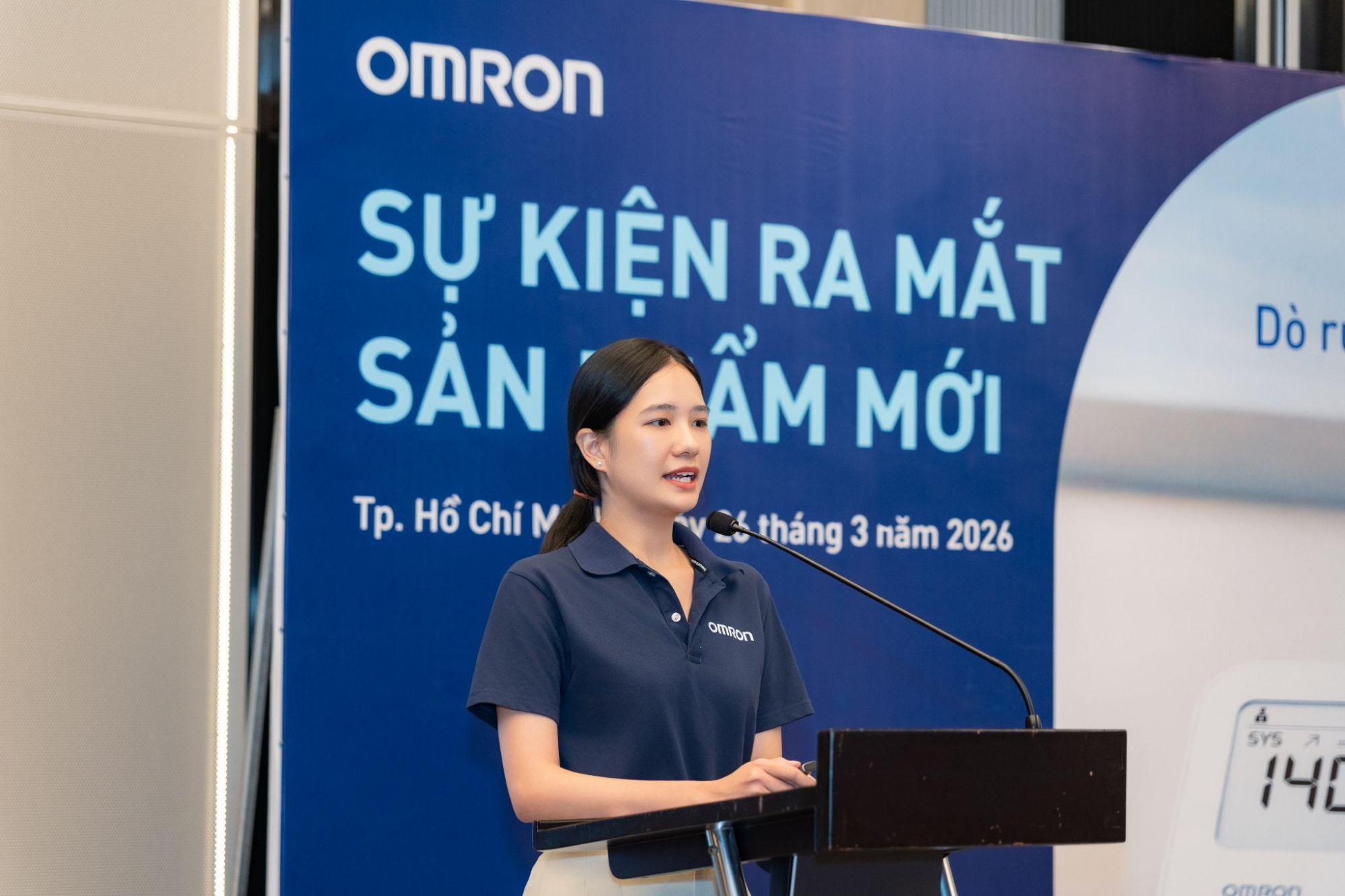 Chị Yến Hạnh - Phó phòng Sản phẩm của OMRON Healthcare Việt Nam chia sẻ về dòng máy đo huyết áp mới tại sự kiện - Ảnh: OMRON Healthcare Việt Nam