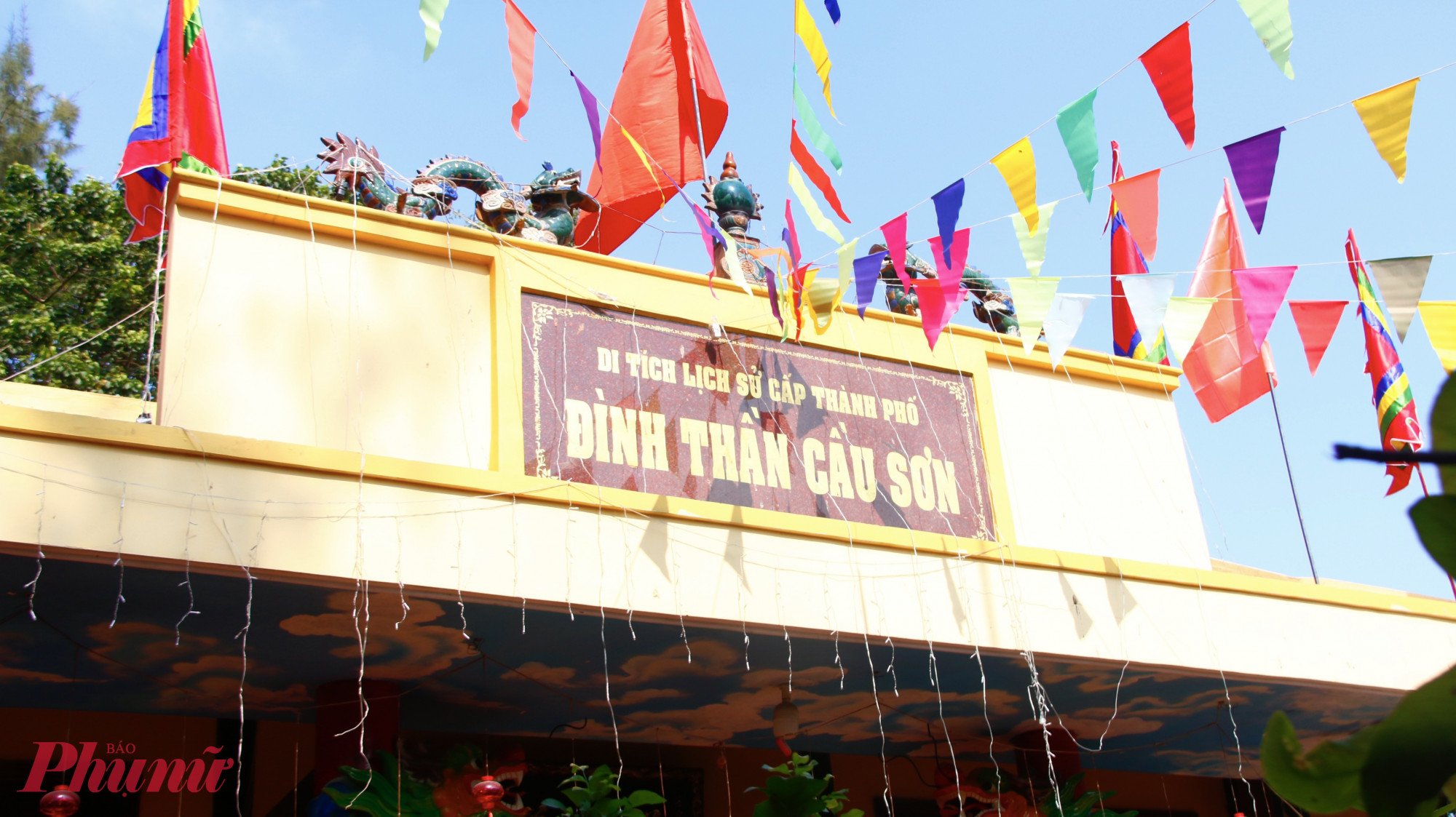 Khu vực cửa chính vào điện đình Cầu Sơn