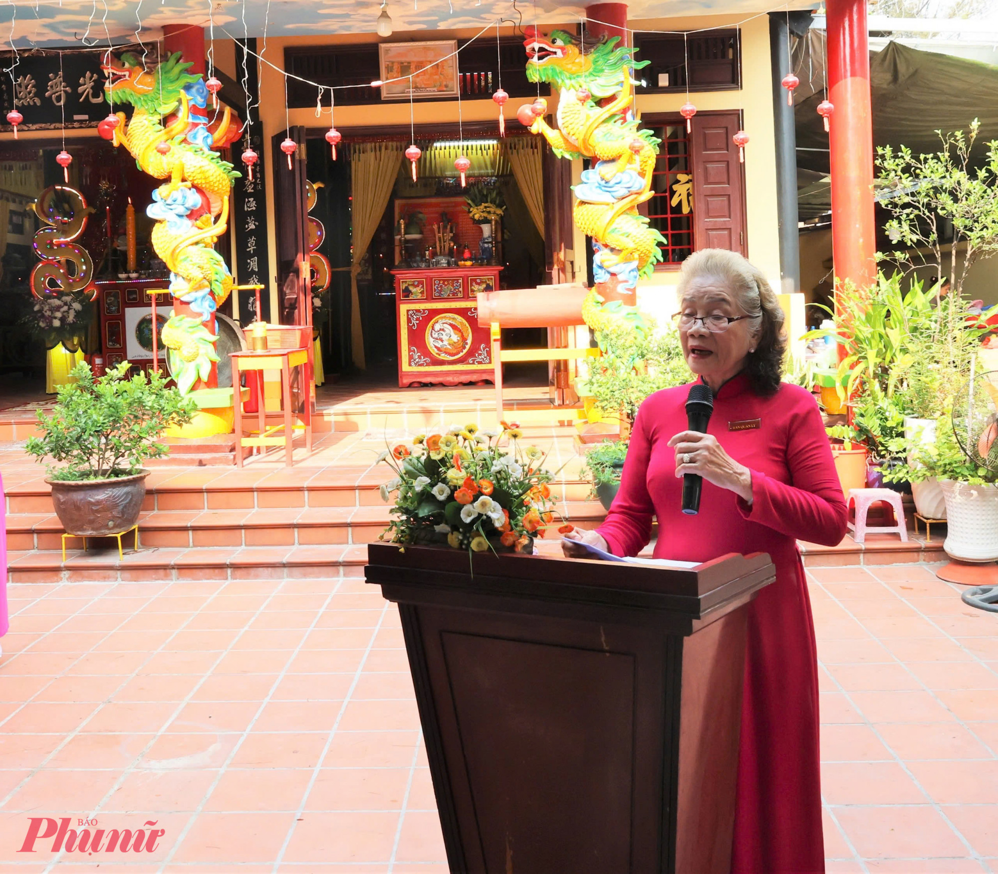 bà Lại Thị Kim Túy - Trưởng Ban Quản lý Di tích lịch sử - văn hóa Đình Cầu Sơn đã trình bày báo cáo tóm tắt quá trình hình thành và phát triển của Đình 