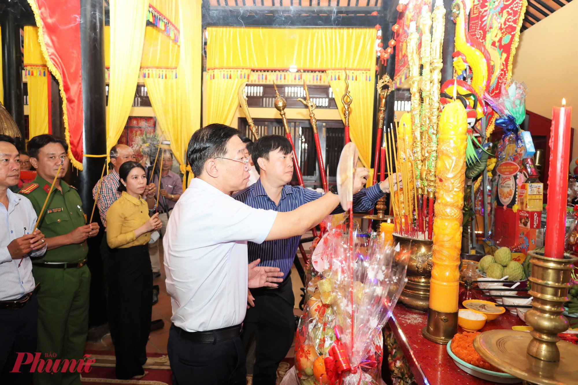 Các đại biểu, lãnh đạo địa phương đến từ sớm để thực hiện các nghi thức tại buổi lễ