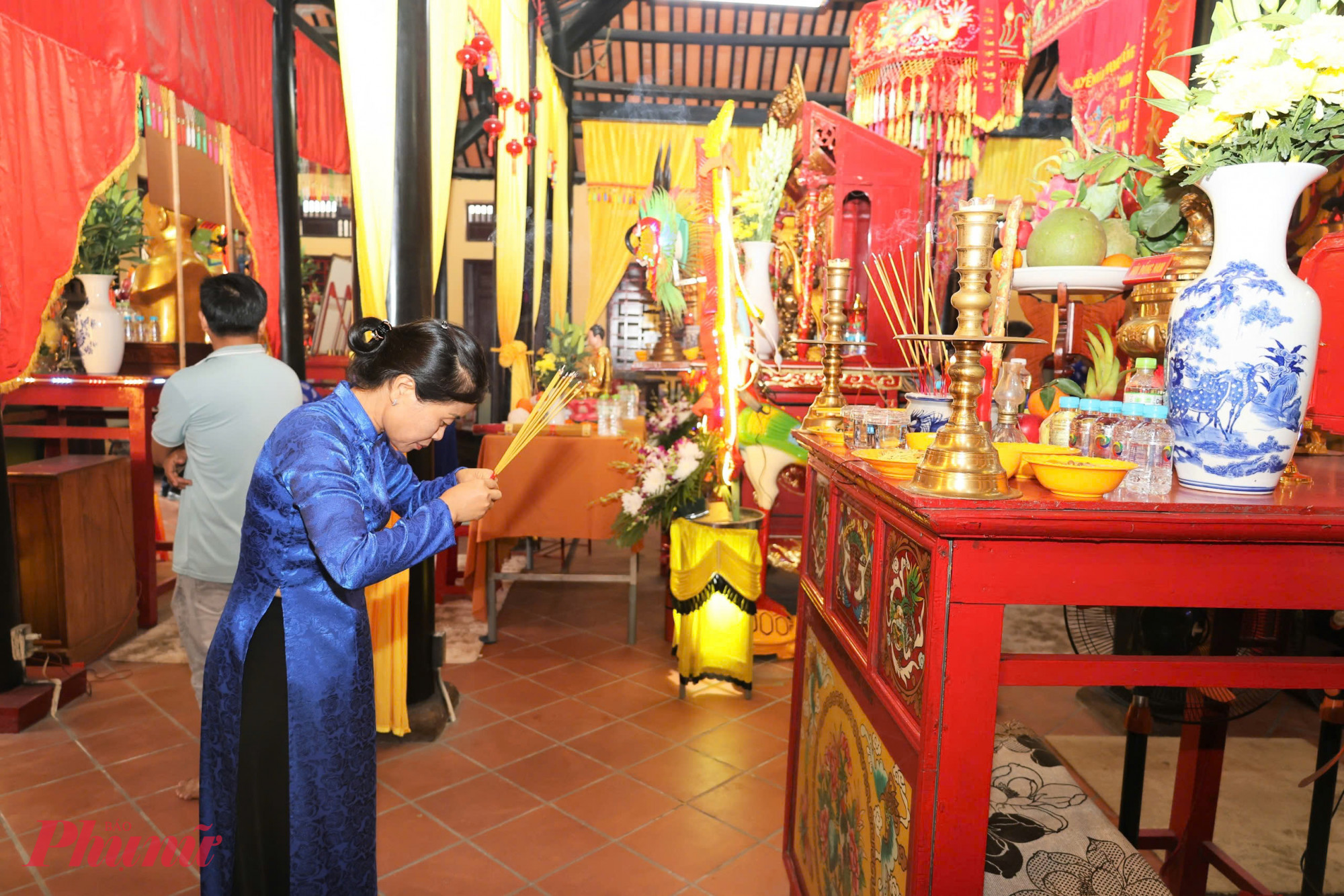 Người dân thành kính thắp hương, cầu mong bình an và cuộc sống ấm no tại Lễ Kỳ Yên đình thần An Khánh