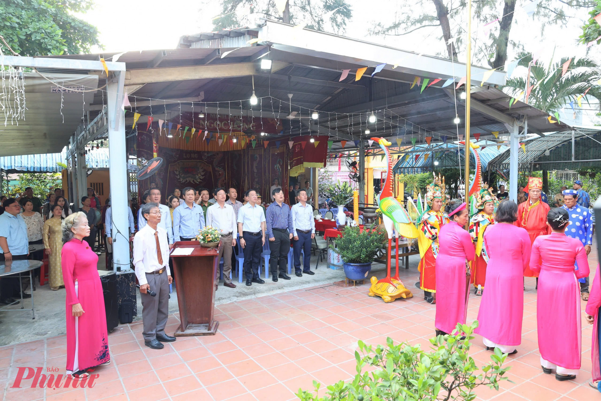 Tham dự buổi lễ có ông Vũ Ngọc Tuất - Bí thư Đảng ủy, Chủ tịch HĐND  phường Bình Thạnh; Lê Trần Kiên - Bí thư Đảng ủy, Chủ tịch HĐND phường Thạnh Mỹ Tây; cùng các lãnh đạo Đảng ủy, Thường trực UBND phường Bình Thạnh; đại diện các ban, ngành, đoàn thể phường; Bí thư chi bộ các khu phố; Ban Quản lý Di tích lịch sử - văn hóa Đình Cầu Sơn; Ban Quý tế; cùng đông đảo Nhân dân.