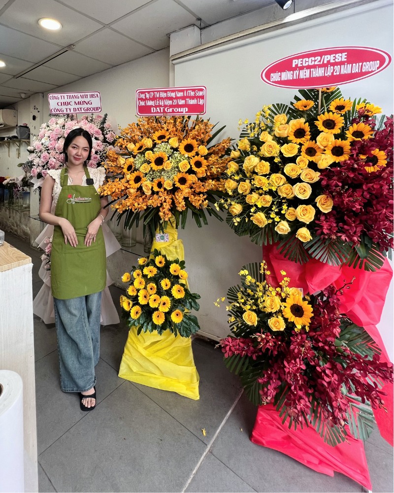 Các kệ hoa khai trương do nhân viên hoatuoi360.vn thiết kế - Ảnh: Hoa Tươi 360