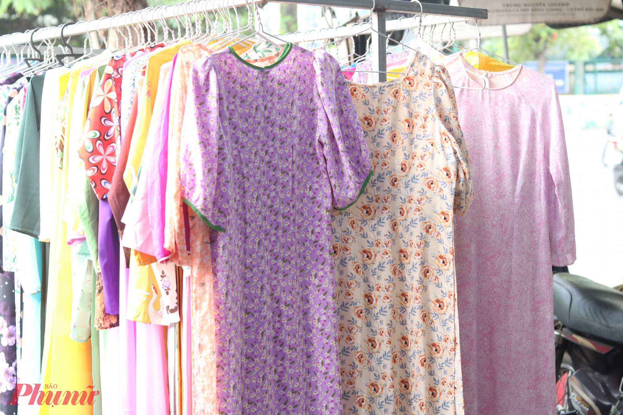 Những bộ áo dài đầy màu sắc trong gian hàng “Áo dài yêu thương” của Hội LHPN phường Bình Trị Đông - Ảnh: Mẫn Nhi