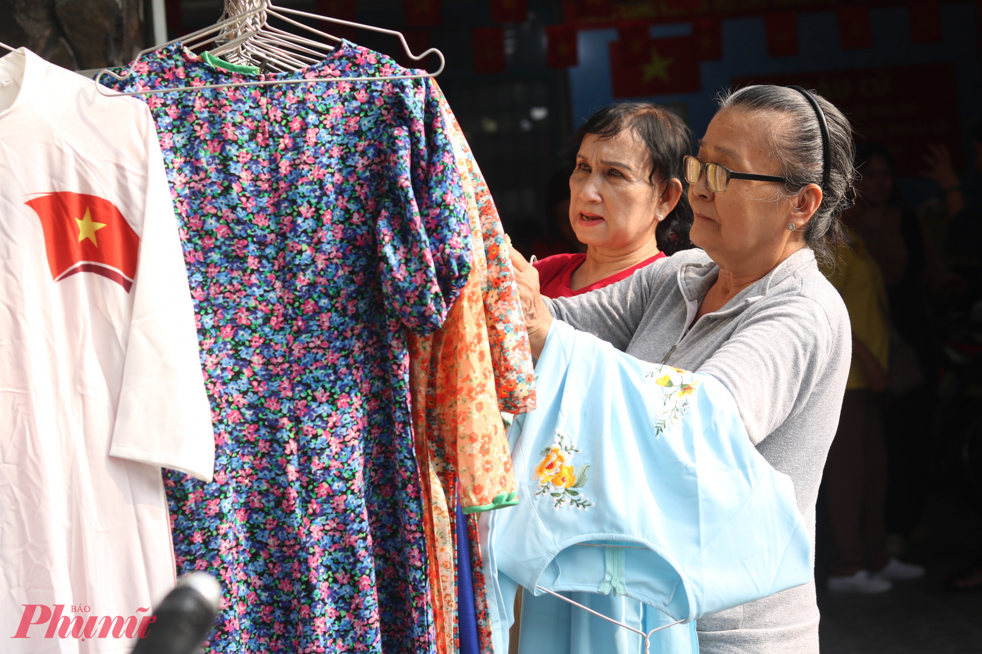Gian hàng “Áo dài yêu thương” của Hội LHPN phường Bình Trị Đông đón những chị em đầu tiên ghé vào tìm cho mình một bộ đẹp và vừa vặn nhất - Ảnh: Mẫn Nhi