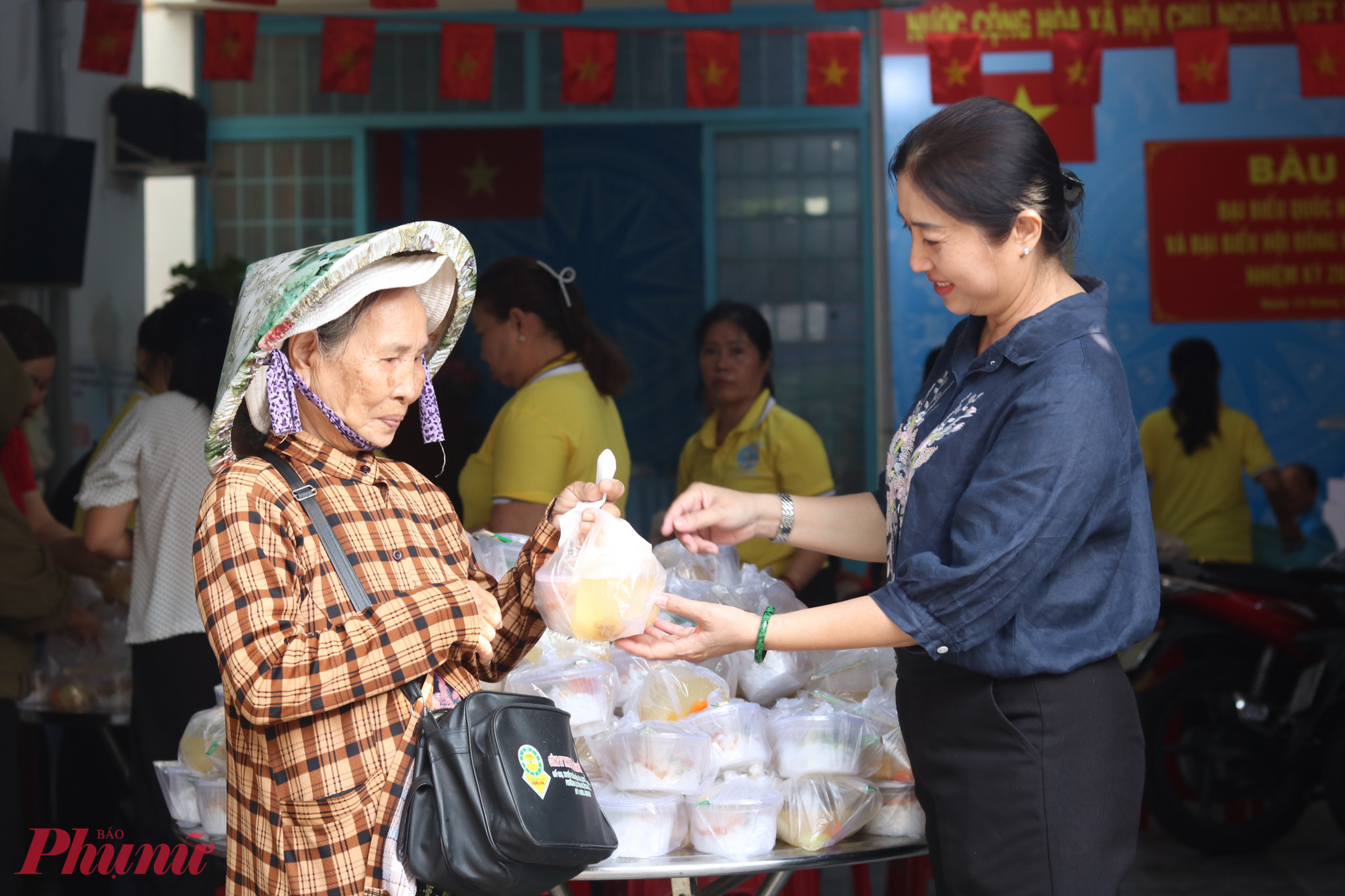 Hộp bánh canh thơm ngon được bà Lê Thị Sa Đam – Phó chủ tịch Ủy ban MTTQ Việt Nam phường Bình Trị Đông, Chủ tịch Hội LHPN phường (bìa phải)  – trao tay người lao động đang ở trọ trên địa bàn phường  - Ảnh: Mẫn Nhi