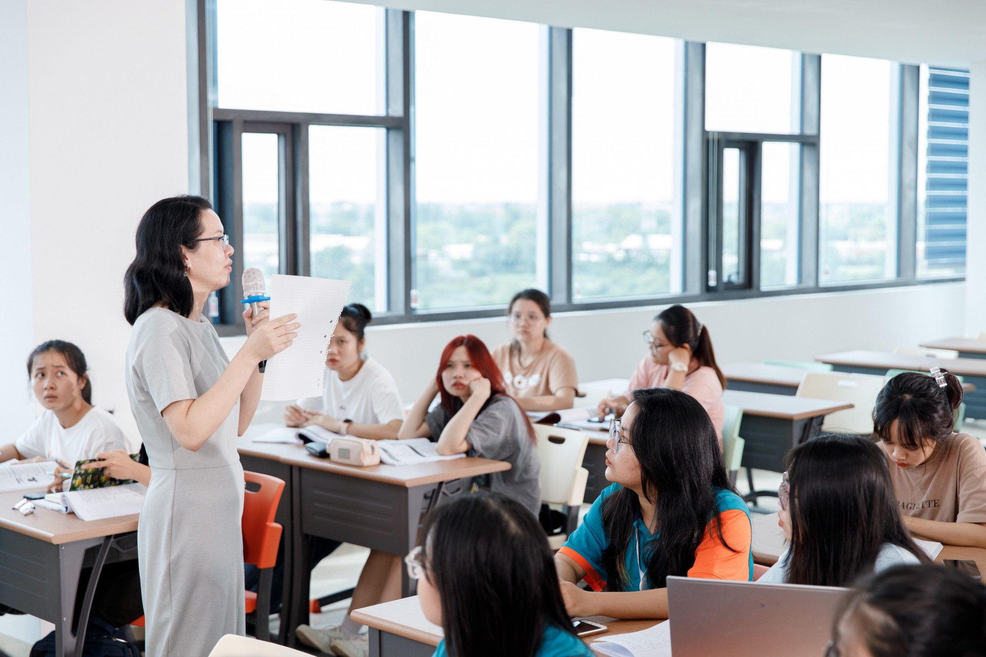 Muốn trở thành “đại học” phải có tối thiểu 60% giảng viên là tiến sĩ - Ảnh: UEH