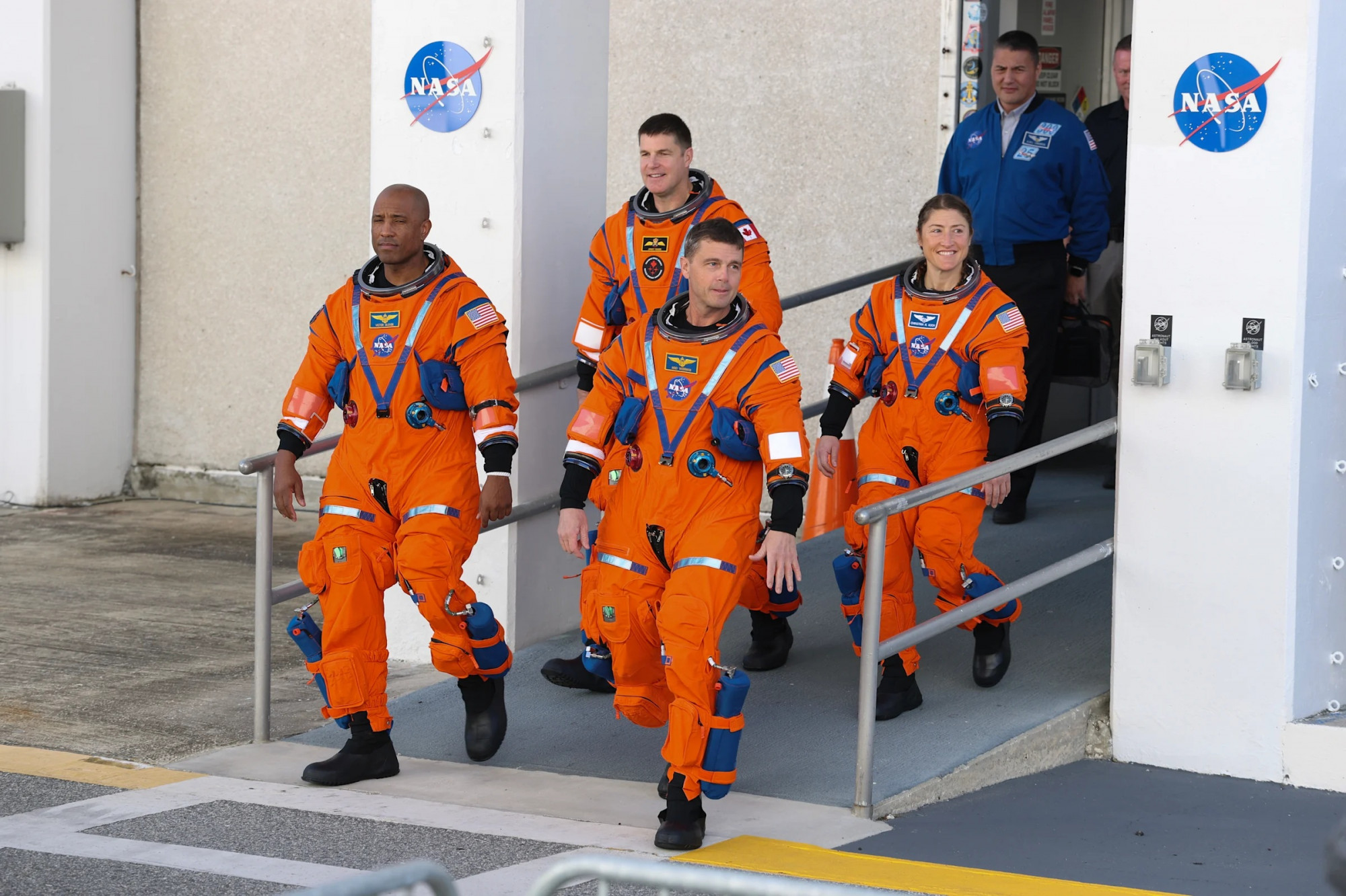 Từ trái sang phải, phi hành đoàn Artemis II tại Trung tâm Vũ trụ Kennedy năm 2025: phi công Victor Glover, chuyên gia sứ mệnh Jeremy Hansen của CSA (Cơ quan Vũ trụ Canada), chỉ huy Reid Wiseman và chuyên gia sứ mệnh Christina Koch - Ảnh: Joe Raedle/Getty Images