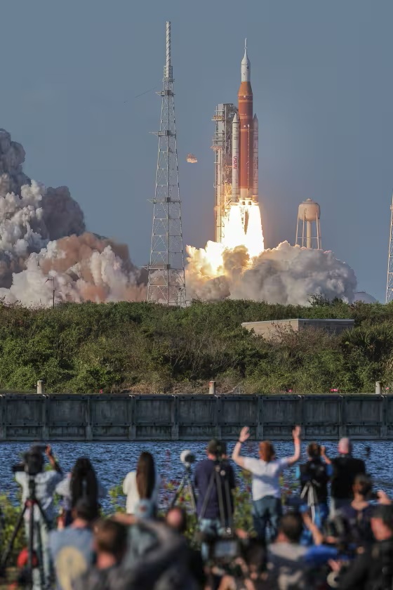 Người dân theo dõi khi tên lửa mang theo tàu vũ trụ Orion trong sứ mệnh Artemis II của NASA cất cánh từ Tổ hợp phóng 39B tại Trung tâm Vũ trụ Kennedy ở khu vực Cape Canaveral, bang Florida - Ảnh: Chip Somodevilla / Getty Images