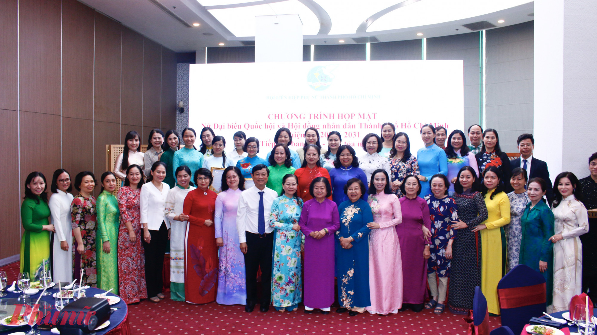 Các đại biểu chụp ảnh lưu niệm tại chương trình