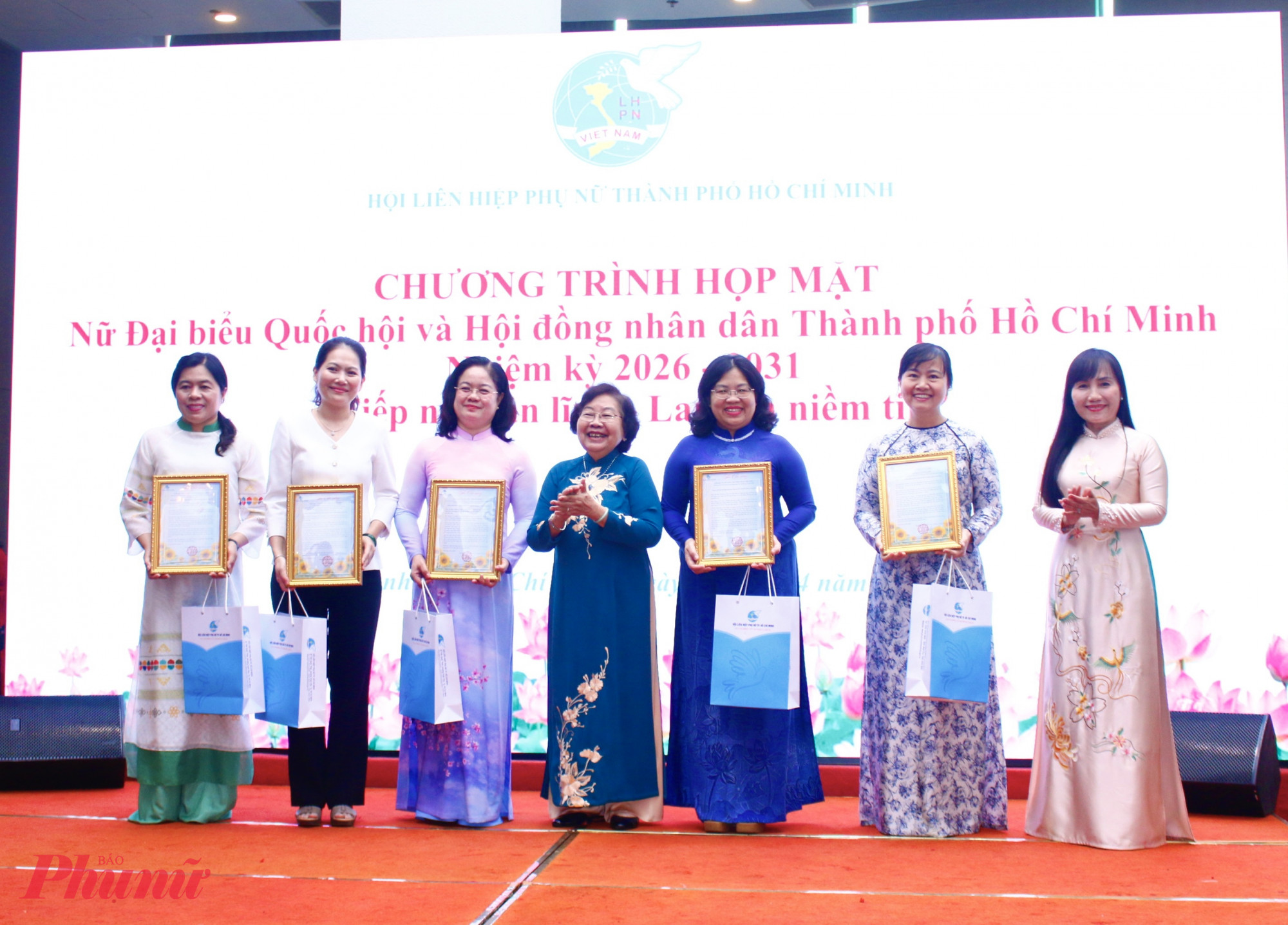 Bà Nguyễn Thị Hoài Thu – nguyên Ủy viên Trung ương Đảng, nguyên Ủy viên Ban Thường vụ Quốc hội, nguyên Chủ nhiệm Ủy ban Các vấn đề xã hội của Quốc hội và bà Trịnh Thị Thanh – Phó chủ tịch thường trực Hội LHPN TPHCM trao thư chúc mừng và quà đến các nữ đại biểu Hội đồng nhân dân Thành phố nhiệm kỳ 2026 – 2031.