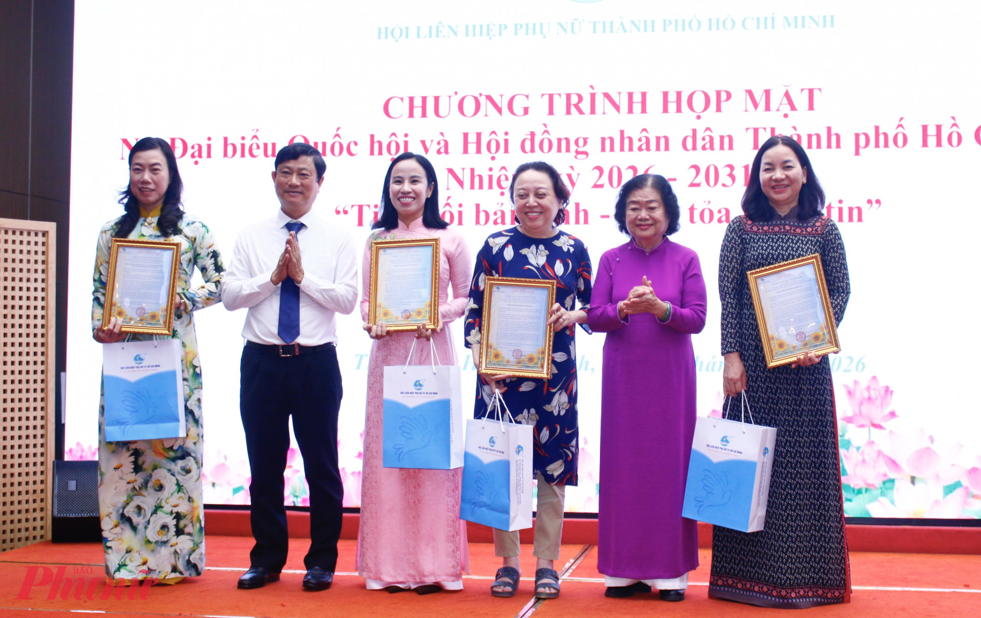 Ông Võ Văn Minh – Ủy viên Ban Chấp hành Trung ương Đảng, Phó bí thư Thành ủy, Chủ tịch Hội đồng nhân dân TPHCM và bà Trương Mỹ Hoa – nguyên Bí thư Trung ương Đảng, nguyên Phó Chủ tịch nước Cộng hòa xã hội Chủ nghĩa Việt Nam trao thư chúc mừng và quà đến các nữ đại biểu Quốc hội  khoá XVI
