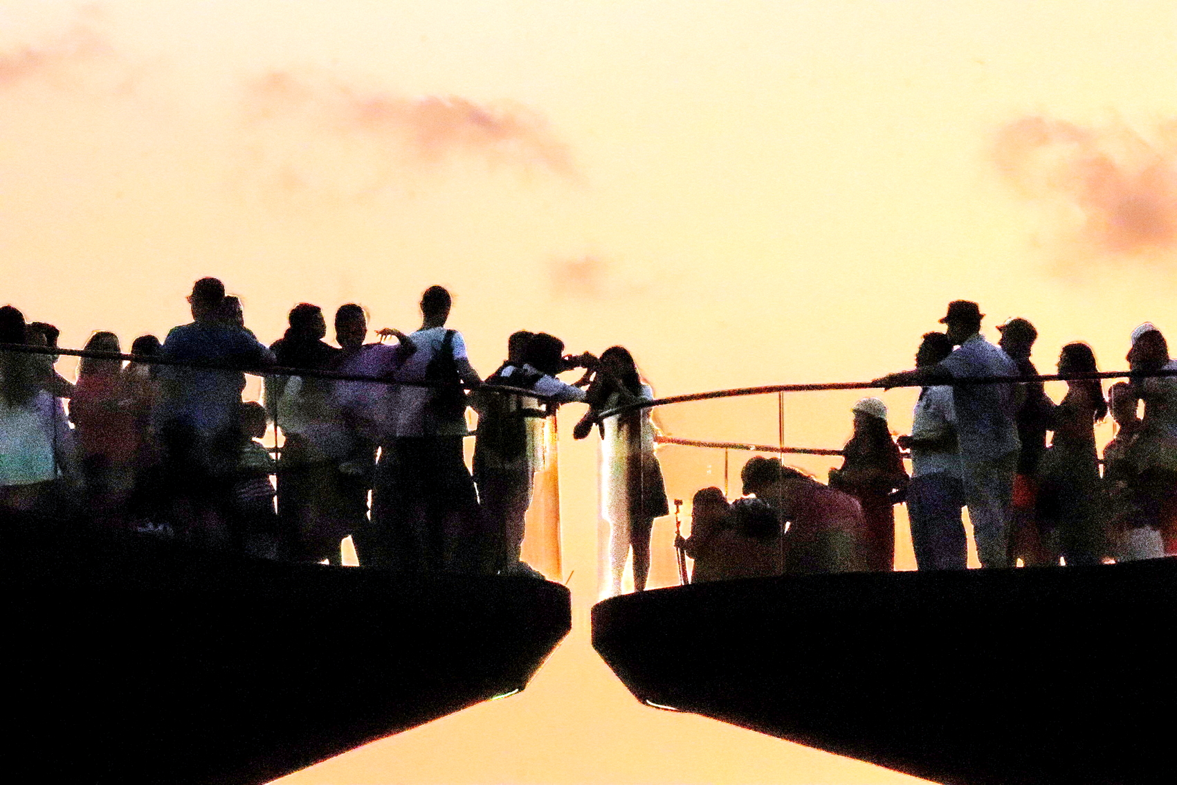 Cùng tạo ra khoảnh khắc đáng nhớ trên cầu Hôn