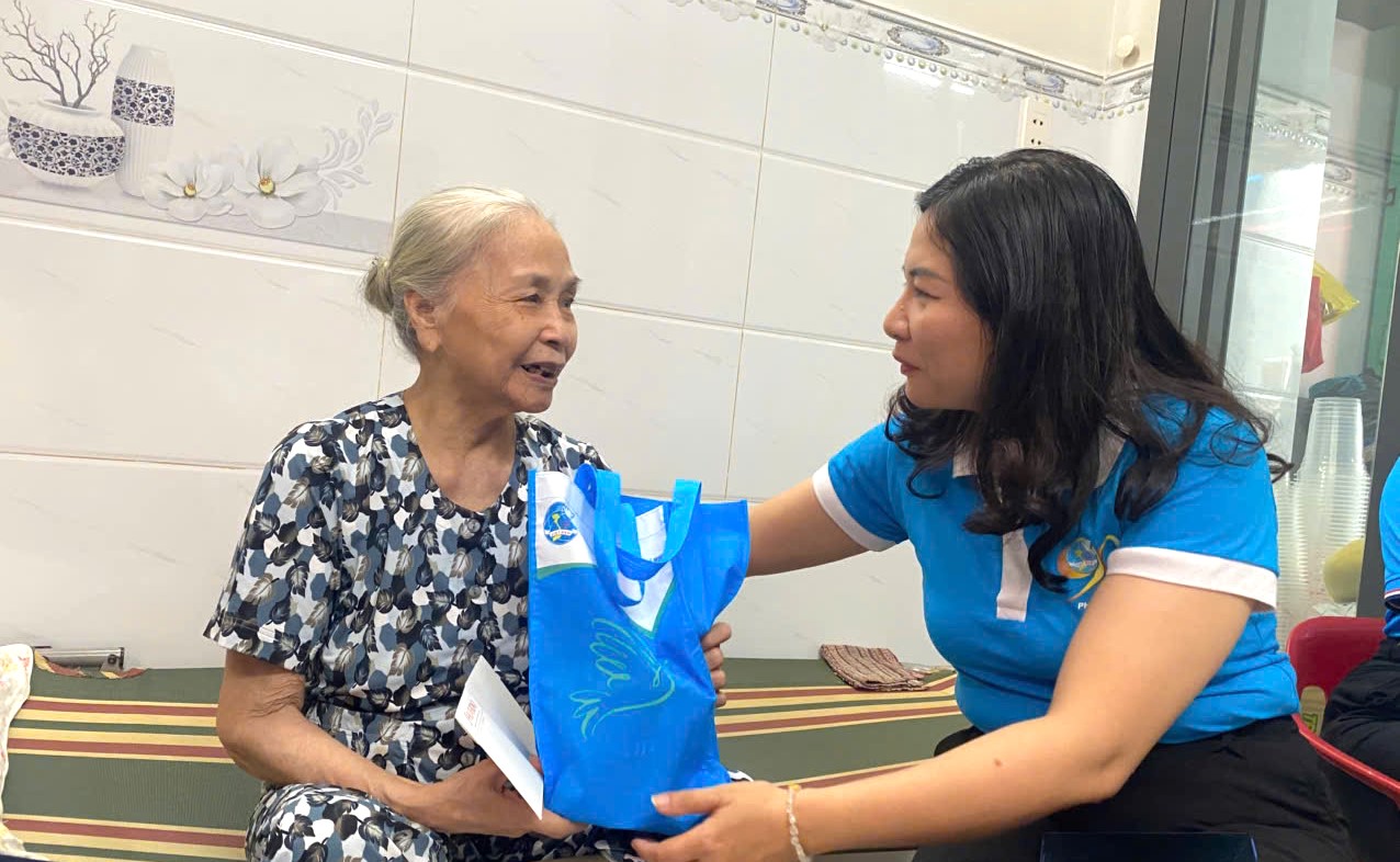 Bà Nguyễn Thị Ngọc Linh - Phó chủ tịch Hội LHPN TPHCM - đến thăm Mẹ Lê Thị Hạnh. Được biết, Mẹ có 2  người con là Liệt sĩ, hy sinh tham chiến tranh bảo vệ biên giới làm nhiệm vụ quốc tế. Sức khỏe Mẹ ổn định, chân hơi yếu, sống cùng con và cháu - Ảnh: T.Cúc