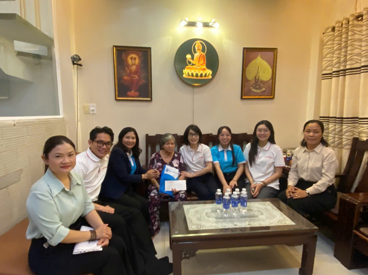 Đoàn công tác tiếp tục đến thăm Mẹ Nguyễn Thị Bê (phường Bàn Cờ). Mẹ Mẹ có 04 người con trai. Chồng mẹ mất năm 2008 - Có 03 người con tham gia chiến trường Campuchia. Trong đó, người con thứ 2 là liệt sĩ Bùi Văn Cường (hiện đang được chôn cất tại Nghĩa trang liệt sĩ Thành phố) và người con thứ 3 là liệt sĩ Bùi Văn Thành (hiện chưa tìm được xác) đều hy sinh tại chiến trường Campuchia năm 1982. - Hiện đang sống với gia đình người con trai cả (Con trai cả hiện đã về hưu, đang điều trị bệnh ung thư) và 02 người cháu. 