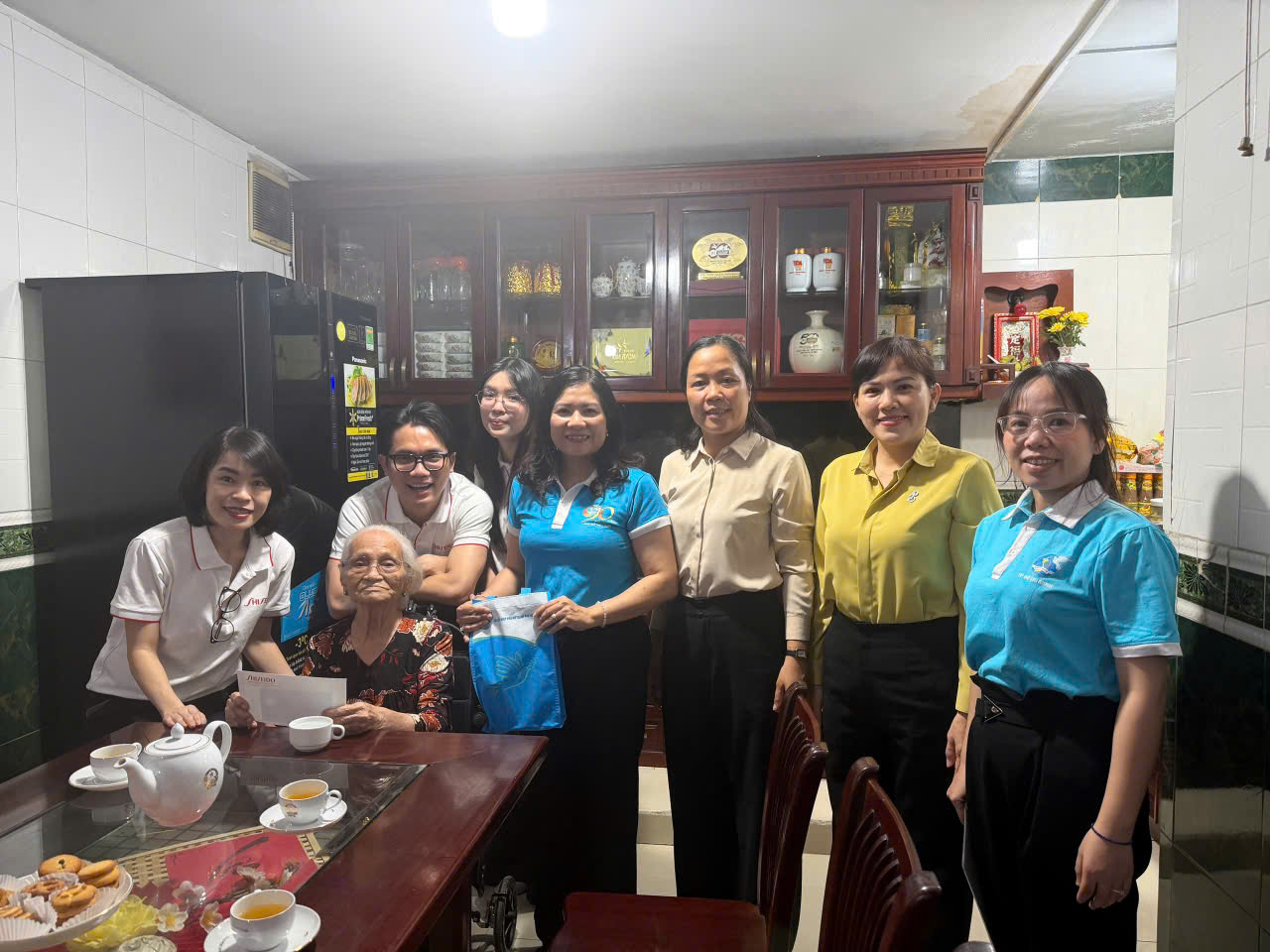 Đoàn đến thăm Mẹ Võ Thị Tuội (phường An Đông). Mẹ bệnh tim, tiểu đường, huyết áp, thường xuyên nhập viện, được con trai chăm sóc. Mẹ có chồng và 01 con là liệt sĩ