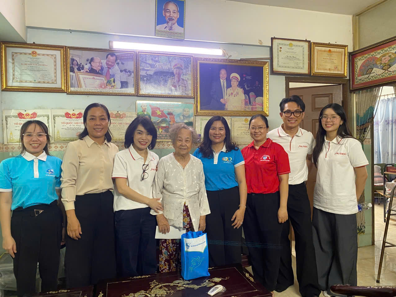 Đoàn Hội LHPN và đơn vị đồng hành đến thăm mẹ Mẹ Nguyễn Thị Hữu Tài (phường Khánh Hội). Mẹ Hữu Tài Mẹ có chồng là Liệt sĩ hy sinh trong kháng chiến chống Mỹ và con là Liệt sĩ tham gia chiến tranh bảo vệ Tổ quốc biên giới và làm nhiệm vụ quốc tế. Mẹ cũng là diện Thương binh 4/4, người hoạt động kháng chiến bị địch bắt Tù đày. Gia đình gương mẫu chấp hành chủ trương chính sách, pháp luật của Nhà nước và địa phương. Hiện Mẹ sống cùng con và các cháu, sức khoẻ bình thường. 