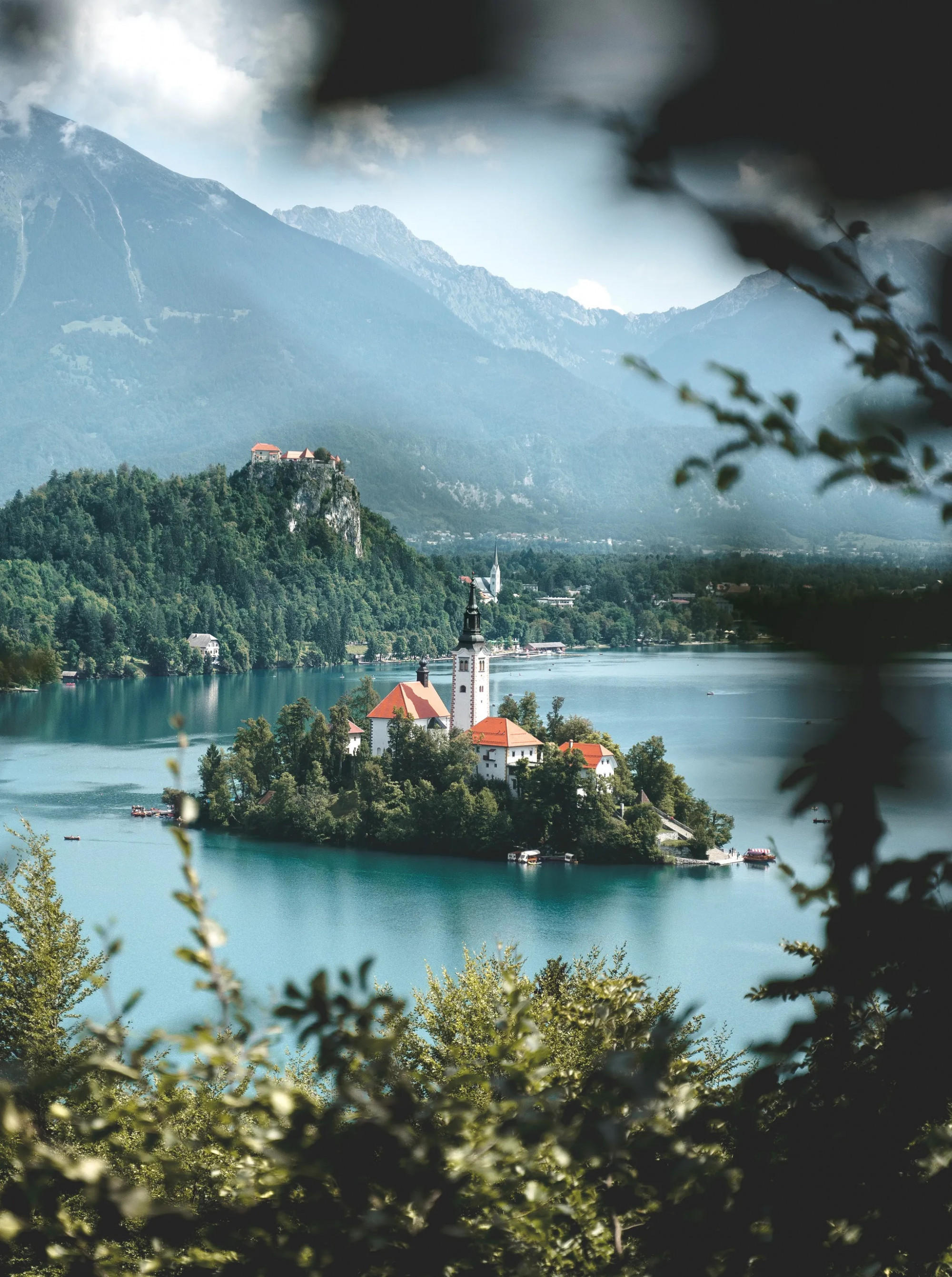 Bled, Slovenia.Thị trấn có hồ Bled với nước xanh màu ngọc bích  và có hòn đảo nhỏ nổi giữa hồ. Trên dảo có nhà thờ mà đến đây du khách thường rung chuông cầu nguyện. Bled còn có một lâu đài từ thế kỷ XII và những khung cảnh đẹp như tranh. Những nhà hàng thắp nến và những chiếc thuyền gỗ truyền thống ở thị trấn cổ điển đang chờ đón du khách.