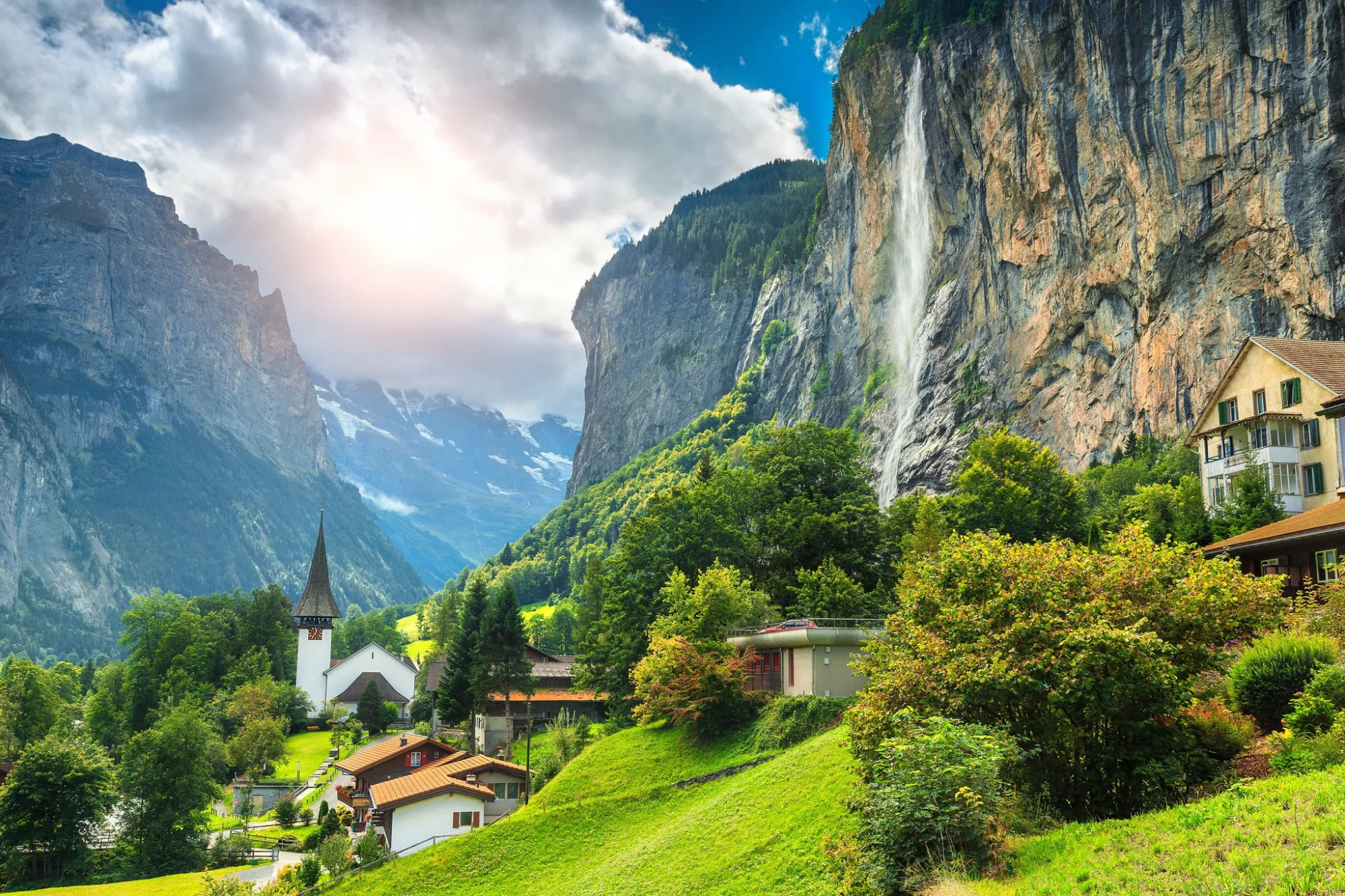 Lauterbrunnen, Thụy Sĩ. Thị trấn này có hơn 70 thác nước, có những vách đá cao chót vót, những đỉnh núi hùng vĩ và những đồng đầy hoa. Nơi đây là nguồn cảm hứng để tạo nên thung lũng Rivendell trong tiểu thuyết “Chúa tể những chiếc nhẫn”. Lauterbrunnen có khoảng 2.600 người sinh sống.