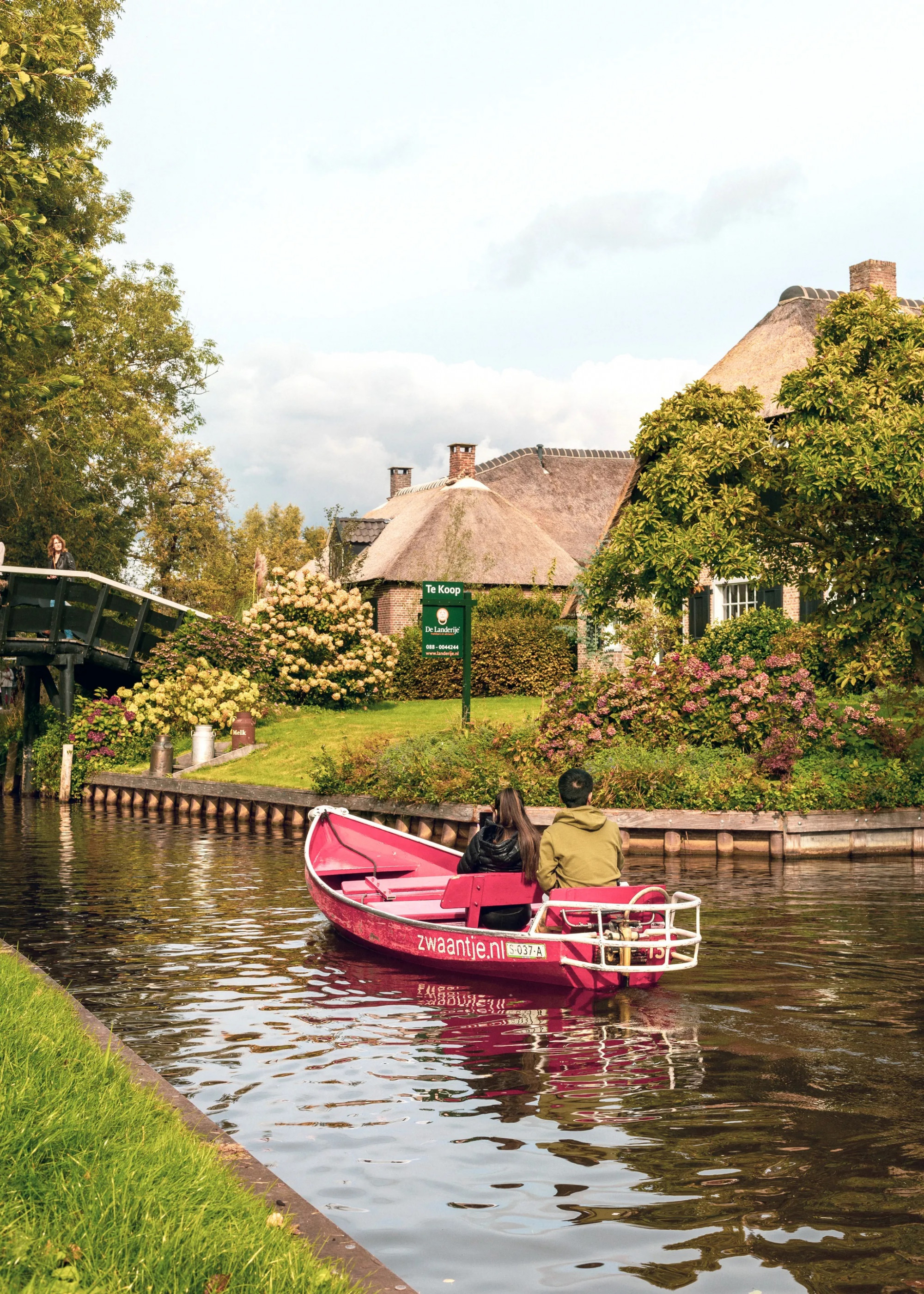 Giethoorn, Hà Lan. Thị trấn này không có giao thông đường bộ, người dân di chuyển bằng thuyền và các loại thuyền đều dùng động cơ điện để không gây tiếng ồn. Ở đây có hơn 170 cây cầu gỗ nhỏ xinh xắn bắc qua những con kênh, Nhà ở Giethoorn được lợp bằng tranh và quanh nhà đều có vườn hoa rực rỡ hay thảm cỏ xanh mướt.