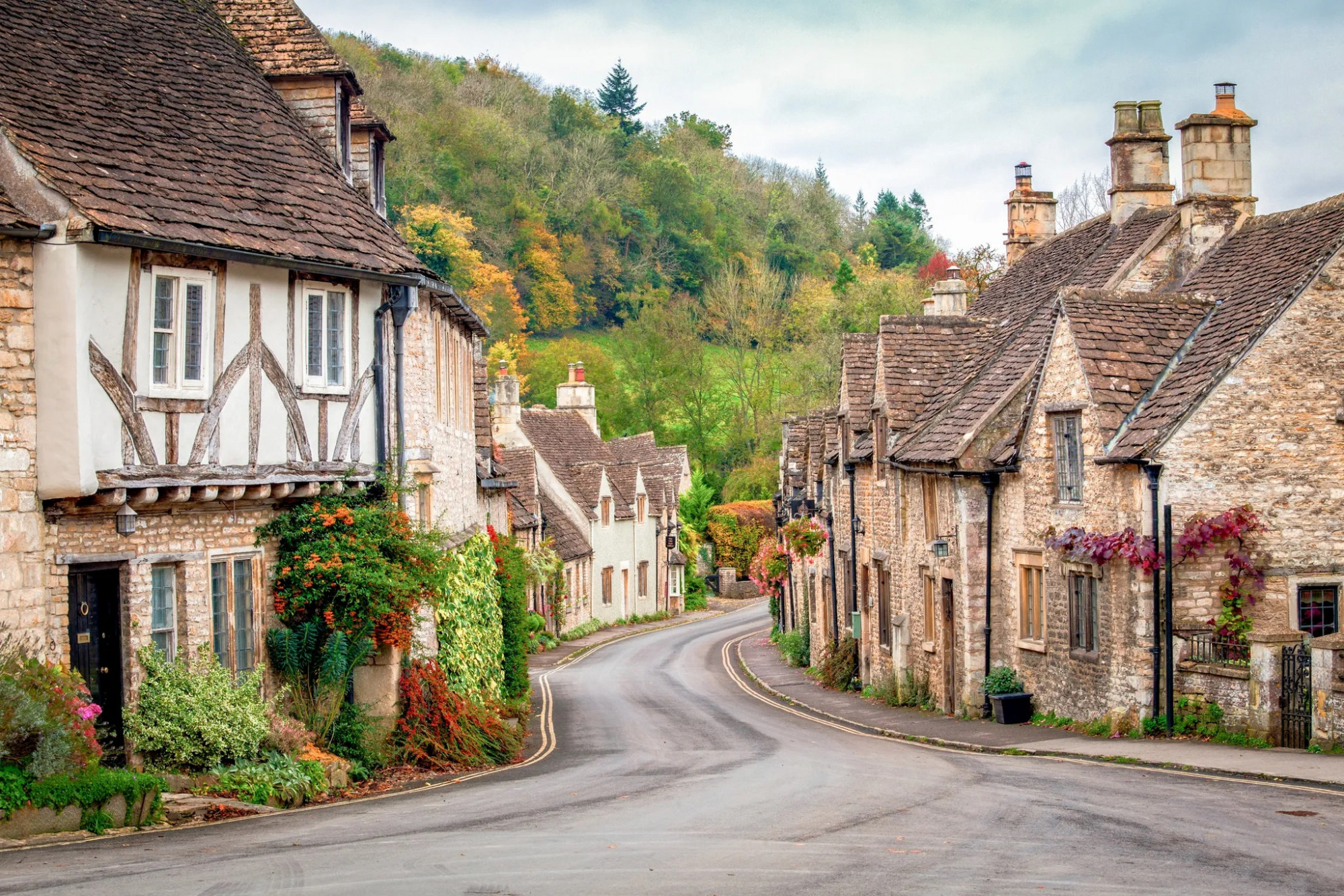 Castle Combe, Anh. Nằm ở phía tây nam hạt Wiltshire, Castle Combe chỉ có 356 người sinh sống. Từ những năm 1600, nơi đây không có ngôi nhà mới nào được xây, cho nên vẫn giữ được nét đặc trưng của những ngôi nhà tranh bằng đá cotswold, các quán rượu và nhà thờ cổ kính. Bạn nên thức trà chiều tại quán trà The Old Rectory Pop-Up Tearoom. 