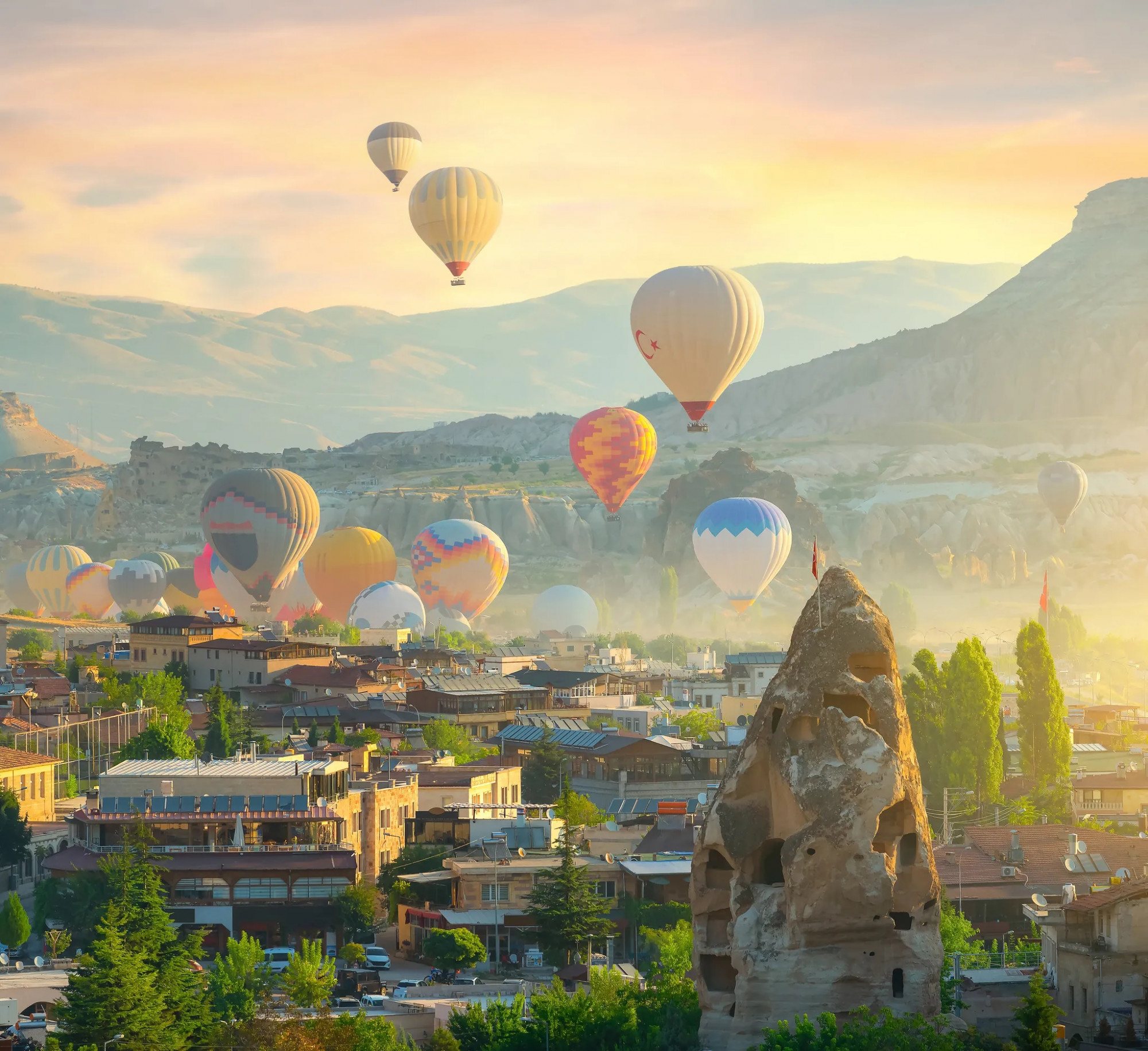 Göreme, Thổ Nhĩ Kỳ. Thị trấn này nổi tiếng với những cột đá hình nấm và những nhà thờ ở trong hang đá. Vào mỗi buổi sáng sớm, hàng trăm chiếc khinh khí cầu đủ màu sắc cùng bay lên trong gió và Göreme được coi là một trong những điểm bay khinh khí cầu đẹp nhất thế giới. Sẽ rất tuyệt vời nếu bạn ngắm thị trấn xinh đẹp này từ khinh khí cầu.
