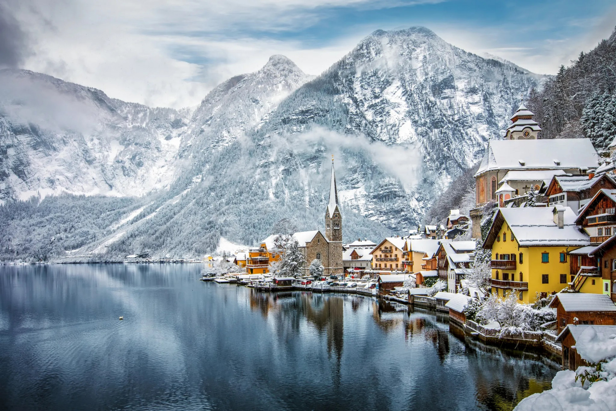 Hallstatt, Áo. Không nơi nào trên trái đất phù hợp với cụm từ khung cảnh như cổ tích hơn Hallstatt. Nằm bên bờ hồ Hallstätter See, thị trấn có khoảng 750 người này có những nhà thờ từ thế kỷ XII và các nhà hàng thắp nến. Bạn nên ngồi trên xe ngựa kéo để chiêm ngưỡng vẻ đẹp tuyệt vời của Hallstatt.  