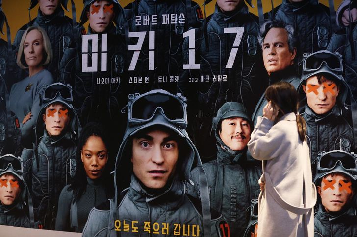 Poster quảng bá phim “Mickey 17” của đạo diễn Bong Joon-ho / Yonhap