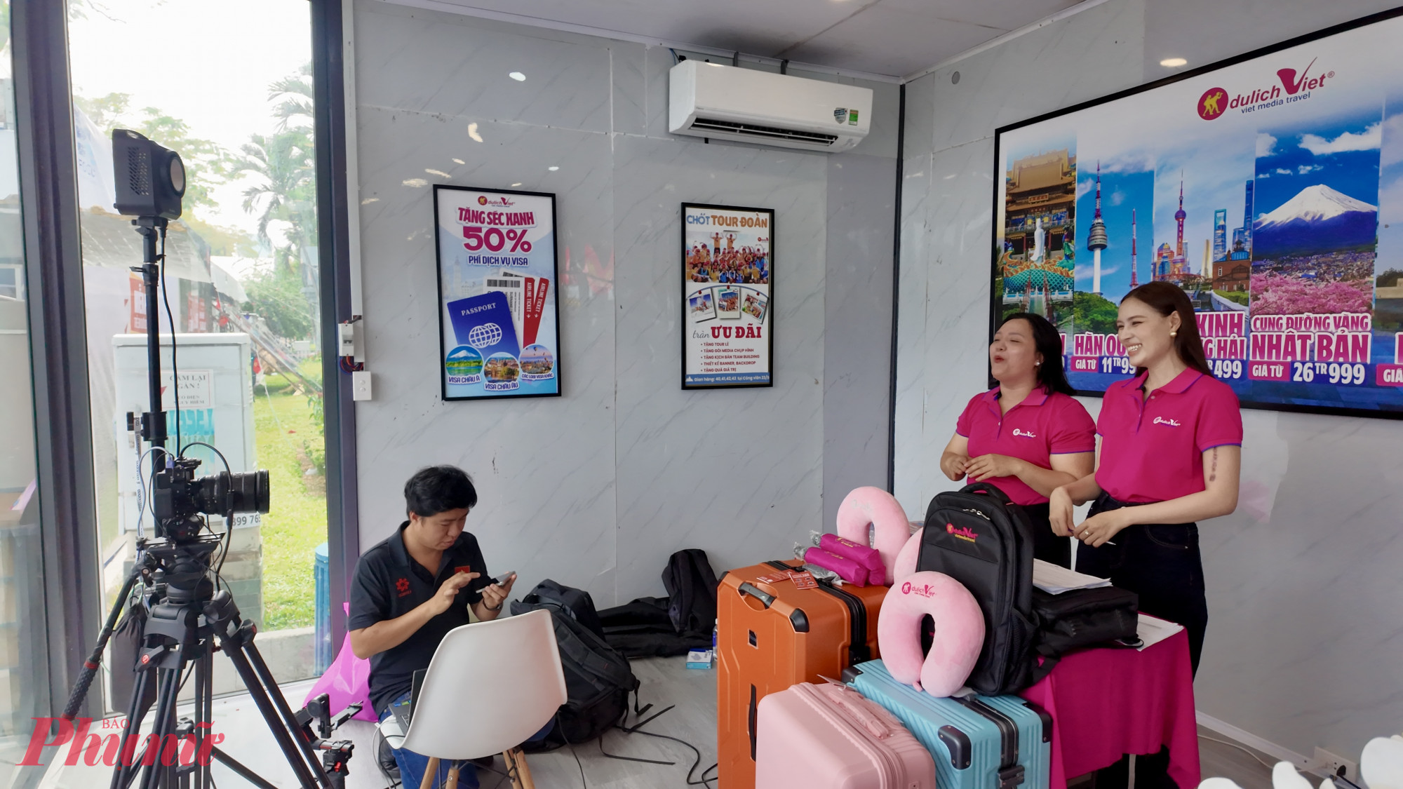 Bà Nguyễn Thị Ngọc Ánh, Tổng giám đốc Du lịch Việt, cho biết hiện nay các doanh nghiệp du lịch vẫn gặp một số khó khăn chung của thị trường, tuy nhiên doanh nghiệp vẫn nỗ lực xây dựng nhiều chương trình tour trong nước và quốc tế với mức giá phù hợp để thu hút khách hàng. Trong năm 2026, doanh nghiệp tập trung phát triển mạnh các sản phẩm du lịch nội địa với nhiều tour ngắn ngày, giá hợp lý từ vài trăm nghìn đồng đến các gói nghỉ dưỡng 3 - 5 sao, nhằm đáp ứng nhu cầu đa dạng của du khách trong mùa du lịch hè.