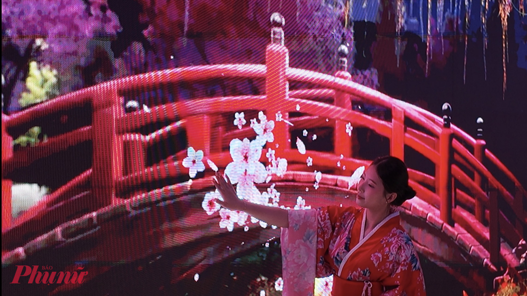 Toàn bộ trải nghiệm được hướng dẫn bởi nhân viên như một hành trình du lịch thực tế, mang lại cảm giác chân thực và mới lạ.