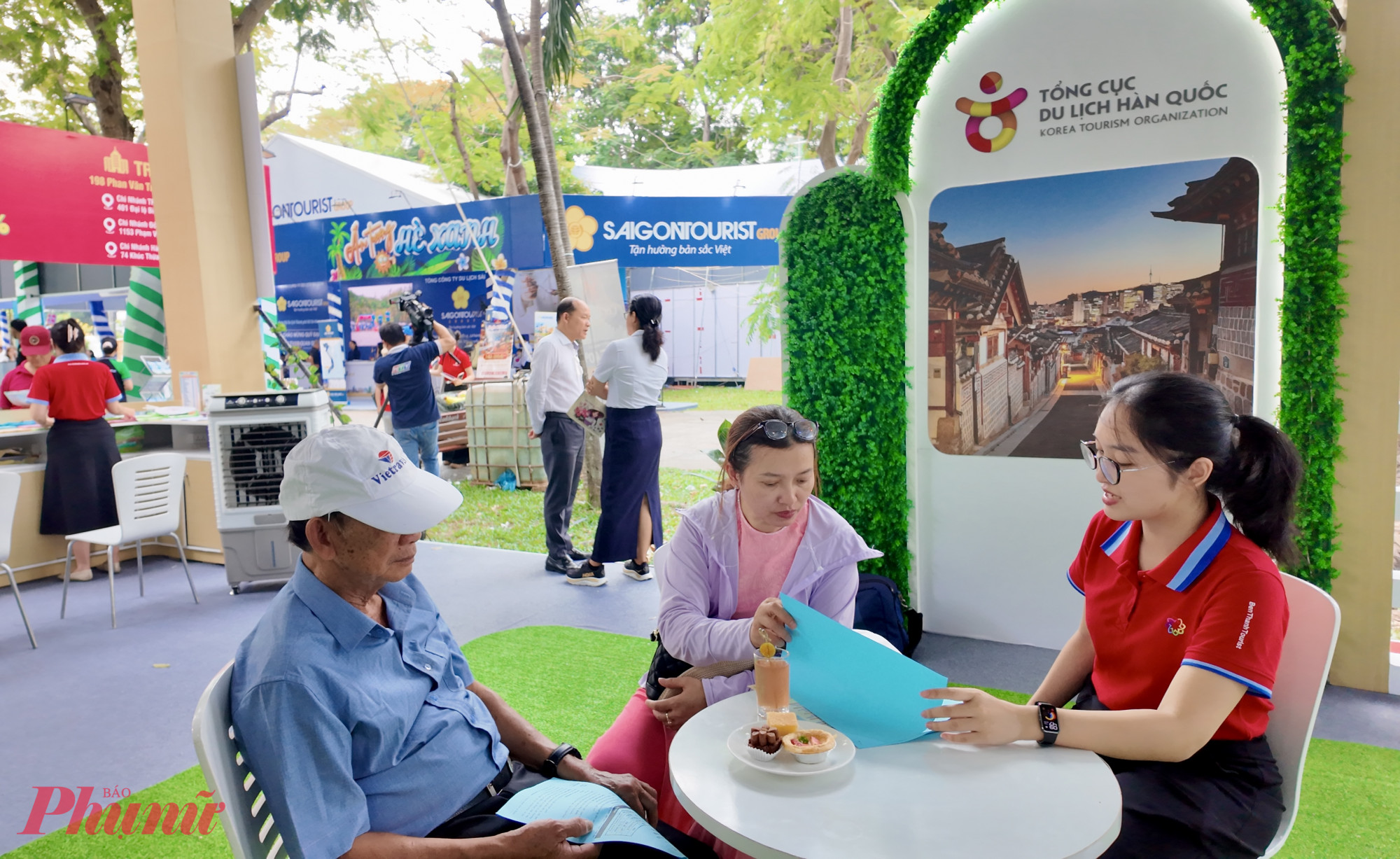 Ghi nhận tại Ngày hội, nhiều du khách hào hứng lựa chọn và “chốt” tour ngay tại sự kiện nhờ mức giá ưu đãi và sản phẩm mới lạ.  Ông Hạnh (ngụ phường Sài Gòn) cho biết vừa đăng ký tour du lịch biên giới Tây Nam dịp lễ 30.4 với hành trình Đồng Tháp – An Giang – Hà Tiên kéo dài 3 ngày 2 đêm. Điểm đặc biệt của tour là trải nghiệm check-in các cột mốc biên giới như 232, 240, 275, 314, kết hợp tìm hiểu lịch sử, tham quan cửa khẩu quốc tế và giao lưu với chiến sĩ biên phòng. “Giá tour tại Ngày hội chỉ còn 3,98 triệu đồng, giảm khoảng 1 triệu đồng so với giá gốc nên tôi quyết định đăng ký ngay”, ông Hạnh chia sẻ.