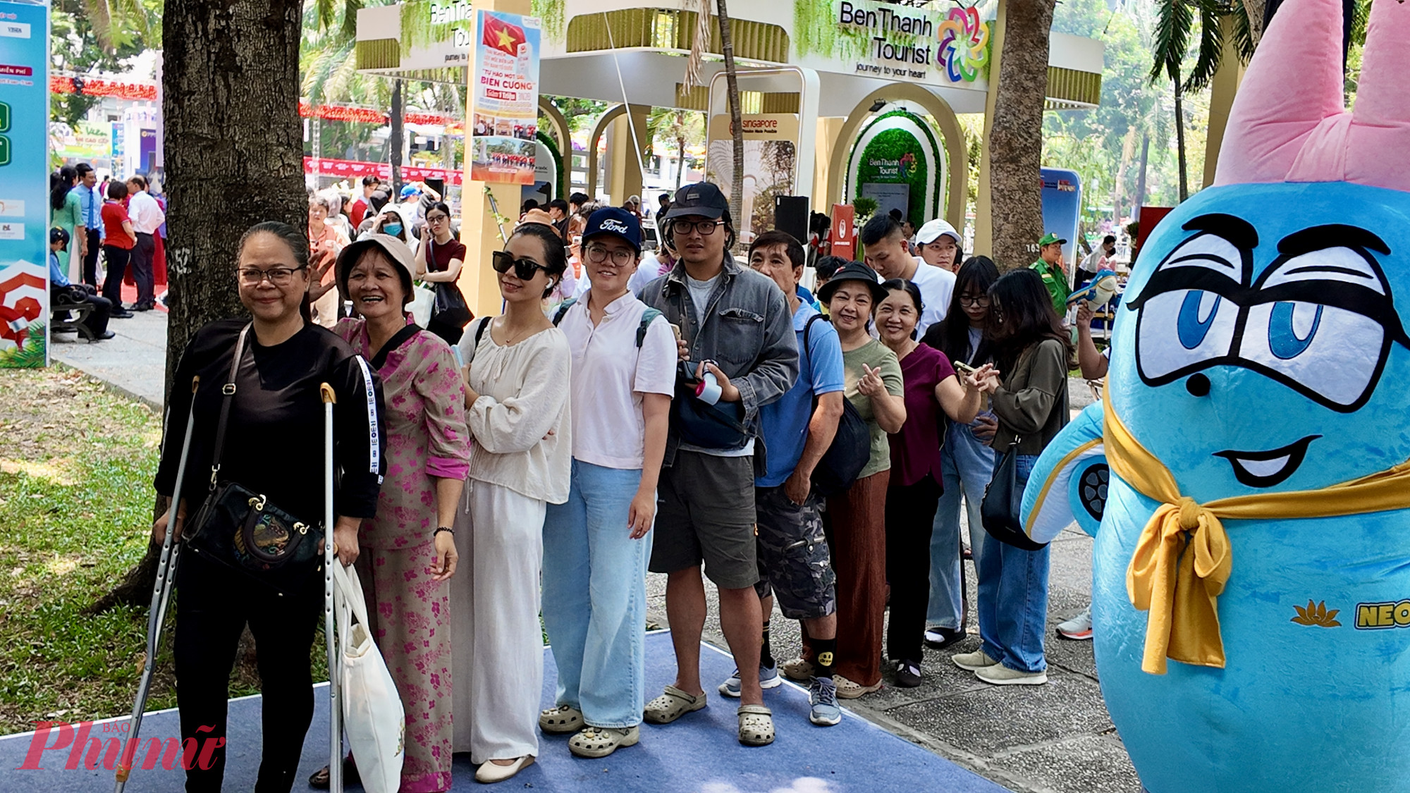 Tương tự, chị Phương Trang (ngụ phường Bình Thạnh) ấn tượng với các gian hàng được thiết kế sinh động, mang đậm màu sắc trải nghiệm. Sau khi tìm hiểu, chị đã lựa chọn tour Lệ Giang (Trung Quốc) với mức giá hơn 15 triệu đồng, thấp hơn đáng kể so với giá thông thường trên 18 triệu đồng, kèm theo quà tặng vali du lịch. “Các chương trình tour hè năm nay khá hấp dẫn, nhiều ưu đãi nên rất dễ lựa chọn”, chị cho biết.