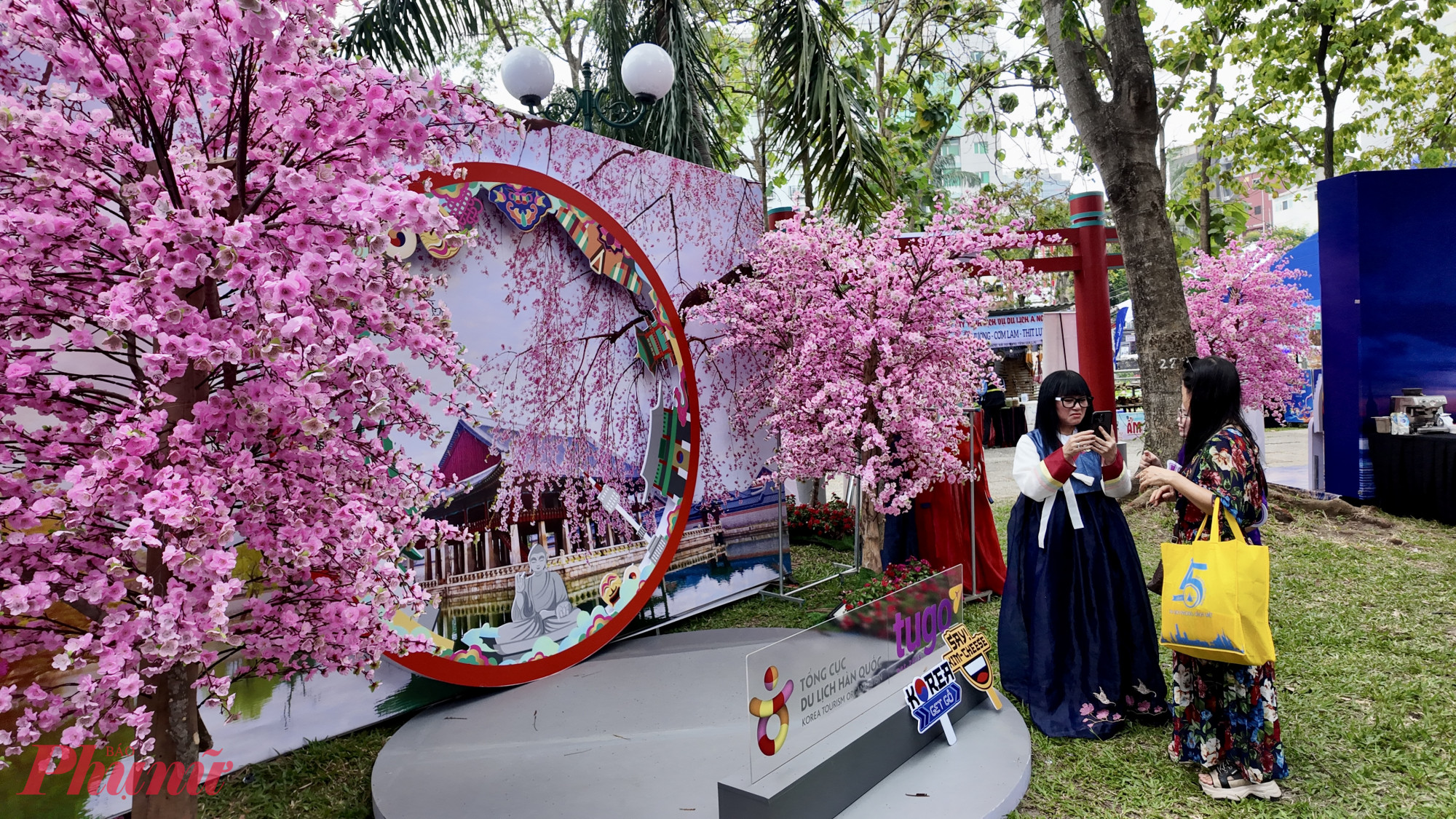 Trong khi đó, gian hàng Tugo cũng thu hút đông khách với khuôn viên hoa anh đào, trải nghiệm mặc Hanbok, tham gia các hoạt động văn hóa Hàn Quốc và chụp ảnh check-in. Qua đó, doanh nghiệp giới thiệu trực tiếp các sản phẩm tour đến du khách.