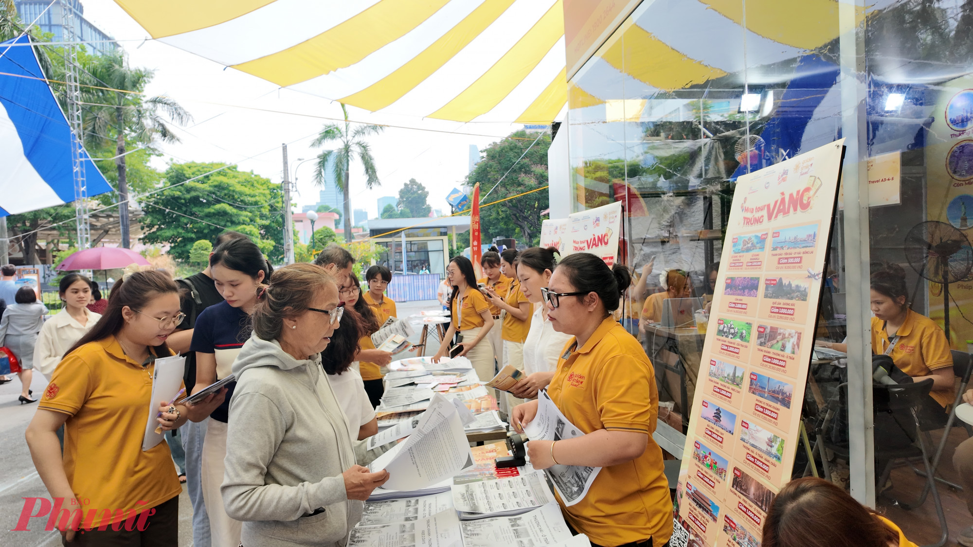 Trong khi đó, ông Nguyễn Trần Hoàng Phương, Chủ tịch HĐQT Golden Smile Corporation, cho biết doanh nghiệp đang triển khai hệ thống sản phẩm du lịch theo hướng “no-shopping”, tập trung hoàn toàn vào trải nghiệm của du khách tại điểm đến. Doanh nghiệp cũng phát triển các dòng sản phẩm du lịch tự túc, du lịch hành hương tâm linh và các dịch vụ hỗ trợ du lịch như visa, SIM, thuê xe nhằm hoàn thiện hệ sinh thái dịch vụ du lịch.