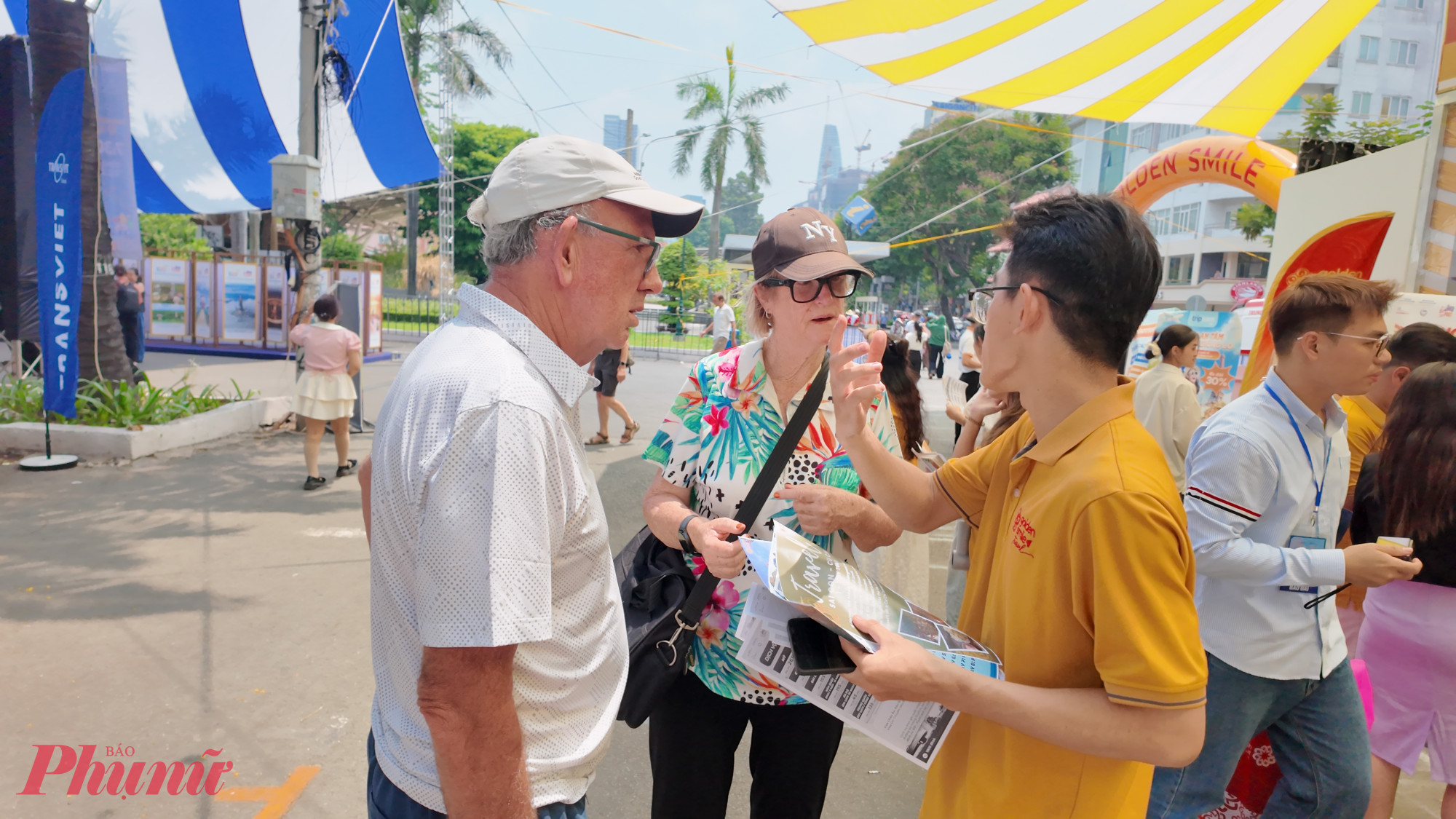 Phát biểu tại lễ khai mạc sáng 2/4, ông Nguyễn Công Vinh, Phó Chủ tịch UBND TPHCM, cho biết Ngày hội không chỉ góp phần kích cầu du lịch dịp lễ 30/4 - 1/5 và mùa hè 2026 mà còn tạo cơ hội tăng cường liên kết giữa TPHCM với các địa phương, doanh nghiệp. Ông nhấn mạnh ngành du lịch cần tiếp tục xây dựng hệ sinh thái, phát triển sản phẩm mới và tái cấu trúc thị trường theo hướng bền vững.