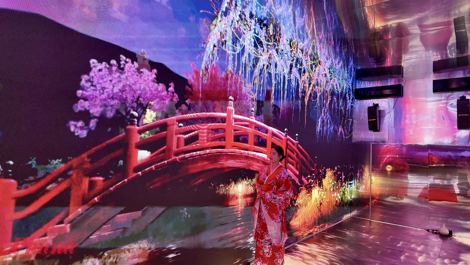 Tại gian hàng Vietravel, doanh nghiệp tổ chức không gian trải nghiệm thực tế ảo theo từng chủ đề quốc gia. Trong sáng 2/4, du khách có thể “check-in” không gian văn hóa Nhật Bản với hoạt động thưởng trà, ngắm hoa anh đào, thưởng thức bánh mochi. Toàn bộ trải nghiệm được hướng dẫn bởi nhân viên như một hành trình du lịch thực tế, mang lại cảm giác chân thực và mới lạ.