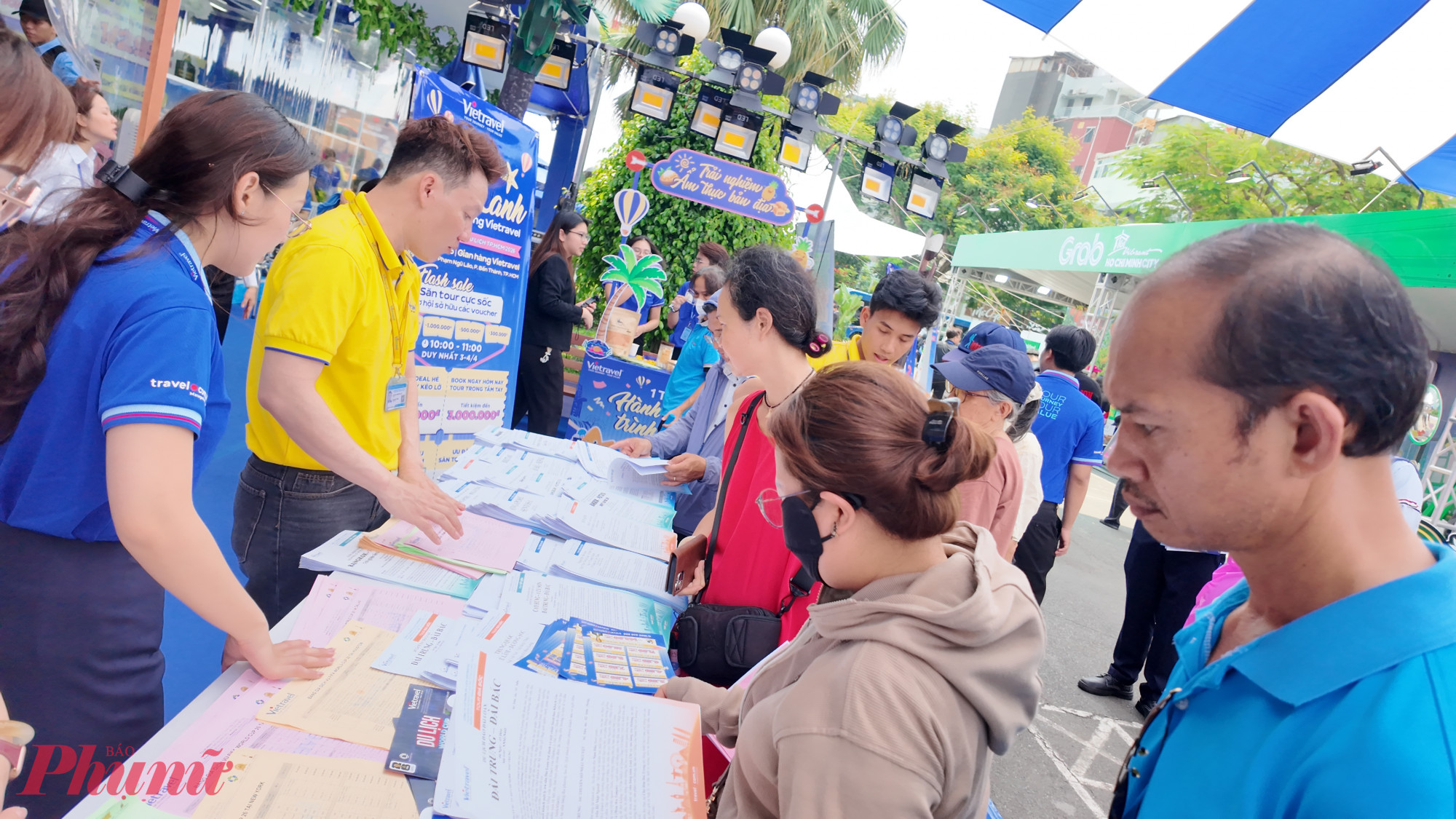 Điểm nhấn của Ngày hội là Hội chợ kích cầu du lịch với sự tham gia của hơn 120 doanh nghiệp lữ hành, lưu trú, vận chuyển. Nhiều sản phẩm tour mới, combo du lịch và chương trình ưu đãi được giới thiệu, trong đó có tour giảm giá đến 50%, cùng các hình thức khuyến mãi linh hoạt như giảm giá theo nhóm, tặng voucher, “giờ vàng” săn tour.