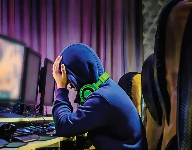 Tiếp xúc nhiều với thông tin chiến sự dễ khiến trẻ em rơi vào tình trạng rối loạn lo âu - Ảnh: KT life