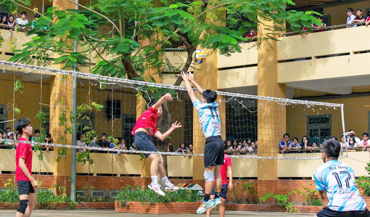 Học sinh Trường THPT Tây Thạnh (phường Tây Thạnh, TPHCM) tích cực tham gia thể thao ngay trong sân trường - ẢNH: T.T.