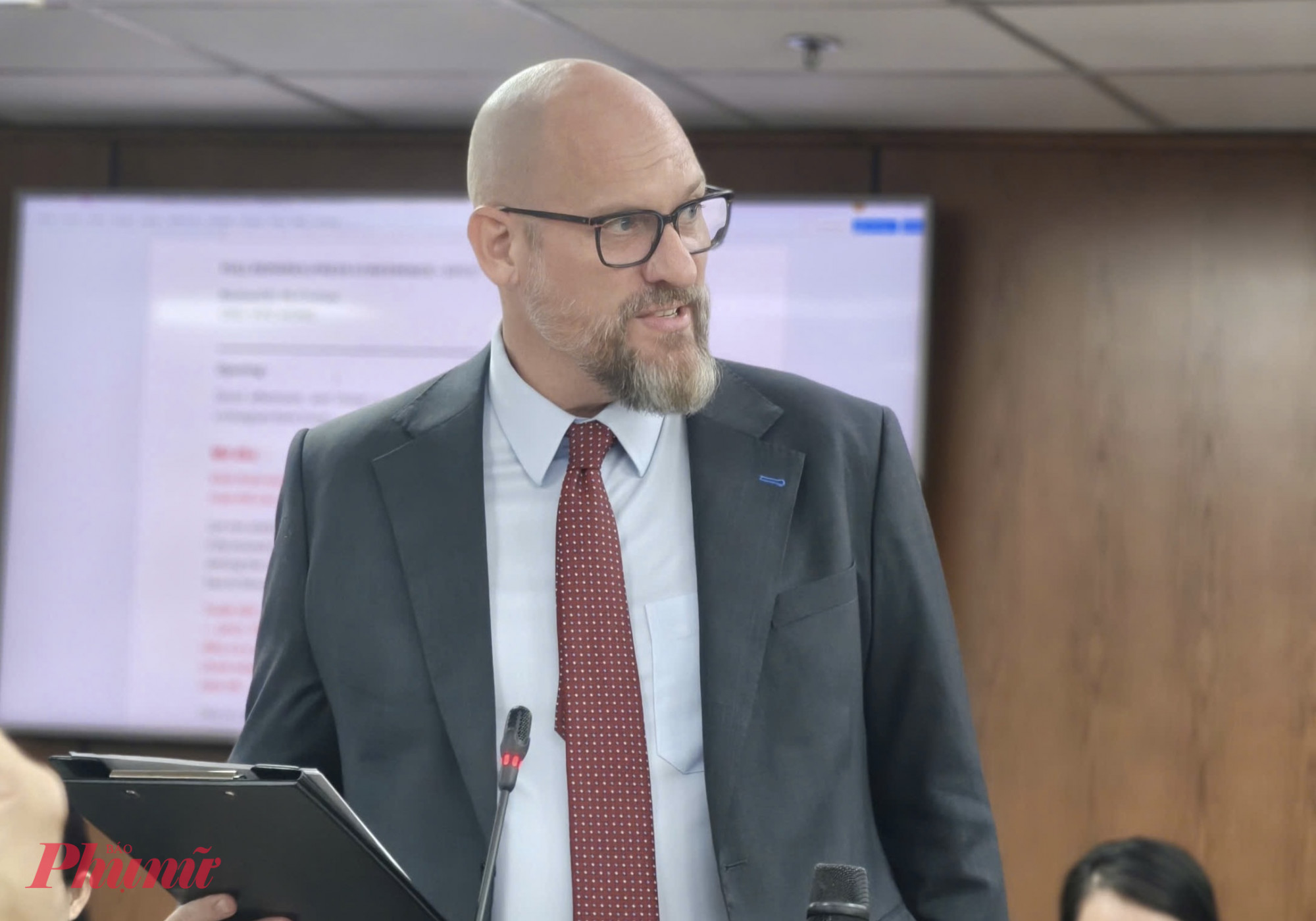 Ông Richard D. McClellan - Giám đốc điều hành Trung tâm tài chính quốc tế Việt Nam tại TPHCM phát biểu tại buổi họp báo - Ảnh: Thanh Tâm