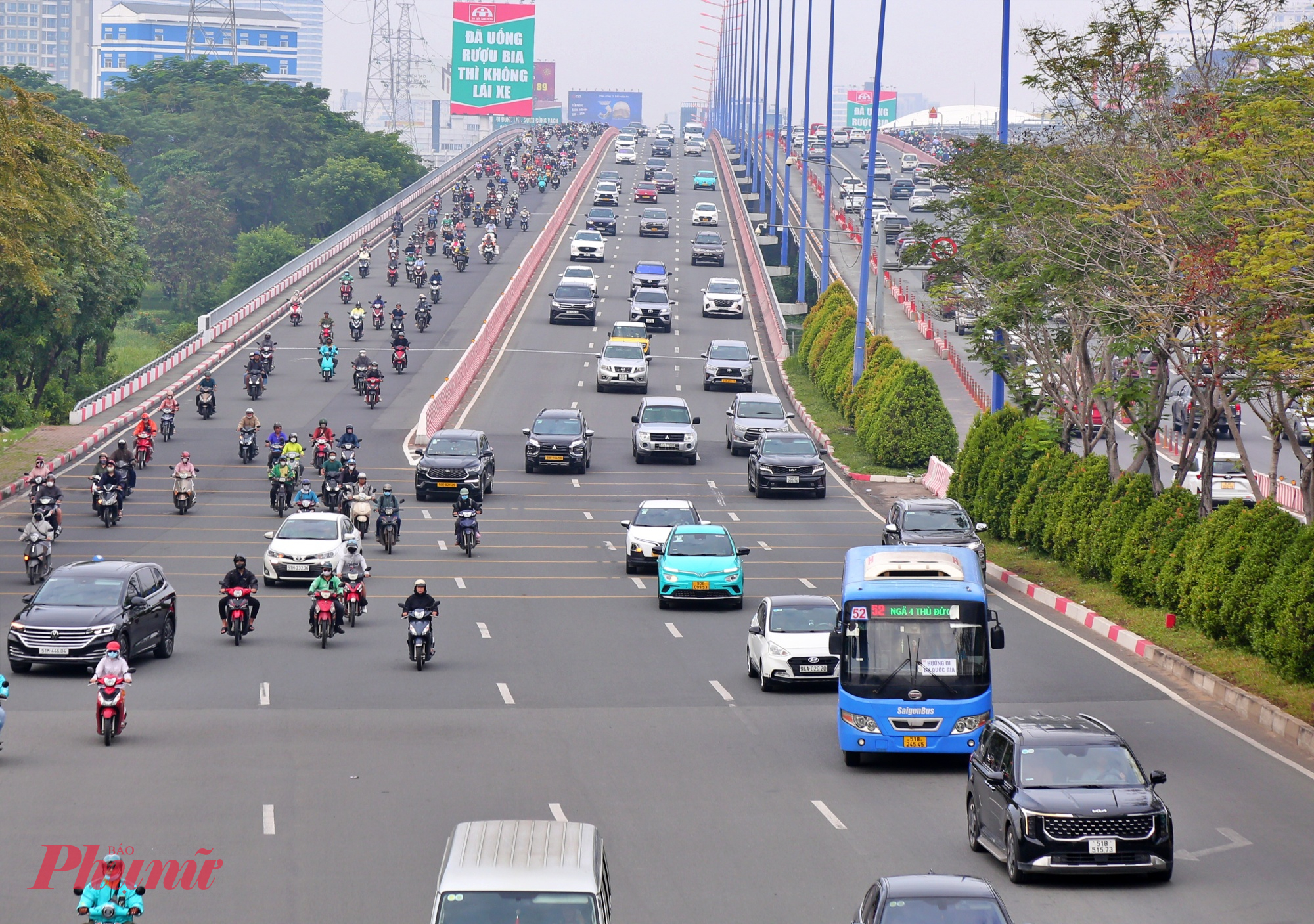 Có thời điểm trên đường Võ Nguyên Giáp qua cầu Sài Gòn chỉ có 1 xe buýt lưu thông giữa rừng xe cá nhân - Ảnh: Nguyễn Văn