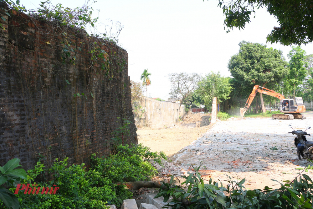 Việc phá bỏ đoạn tường nhận được sự đồng thuận của người dân địa phương. Bà Minh Hà, người sinh sống hơn 20 năm tại khu vực đường Mang Cá, cho biết trước đây việc đi lại rất bất tiện do phải vòng xa.