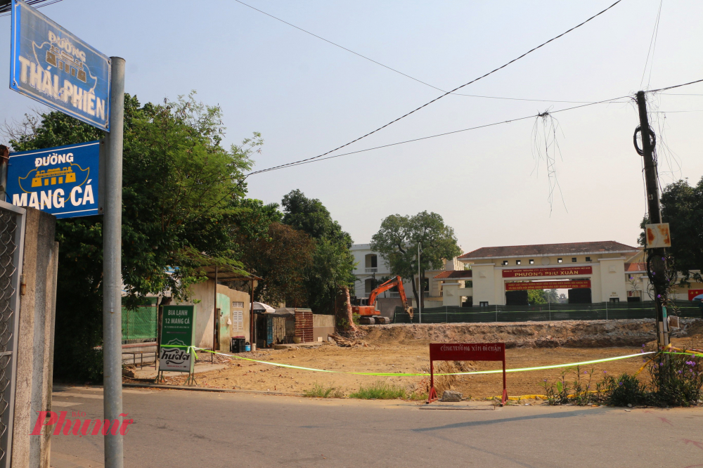 'Giờ tường được dỡ, đường thông thoáng hơn, người dân không còn phải đi vòng để đến trụ sở phường làm thủ tục hành chính. Tuyến từ Mang Cá ra cửa Đông Ba cũng sẽ gần hơn',  Ông Dương Quang Tiến người dân phường Phú Xuân cho biết