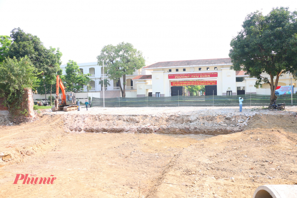 Ghi nhận của phóng viên trong ngày hai ngày đầu tháng 4/2026 đơn vị thi công đã đập bỏ một đoạn tường dài gần 30m, công tác thi công được triển khai khẩn trương và dự kiến hoàn thành đoạn đường này vào cuối tháng 4.